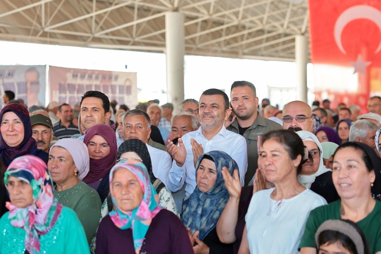 DENİZLİ BÜYÜKŞEHİR BELEDİYE BAŞKANI BÜLENT NURİ ÇAVUŞOĞLU, ÇAMELİ İLÇESİNDE GERÇEKLEŞTİRİLEN MAZOT KART DAĞITIM TÖRENİNDE ÜRETİCİLERLE BİR ARAYA GELDİ. ŞEHRİN HER NOKTASINDA VATANDAŞLARIN YAŞAM KALİTESİNİ ARTIRMAYI HEDEFLEYEN PROJELERİ HAYATA GEÇİRDİKLERİNİ BELİRTEN BAŞKAN ÇAVUŞOĞLU, BÖLGEDEKİ ULAŞIM SORUNLARINI ÇÖZECEK İKİ ÖNEMLİ YATIRIMIN MÜJDESİNİ VERDİ.