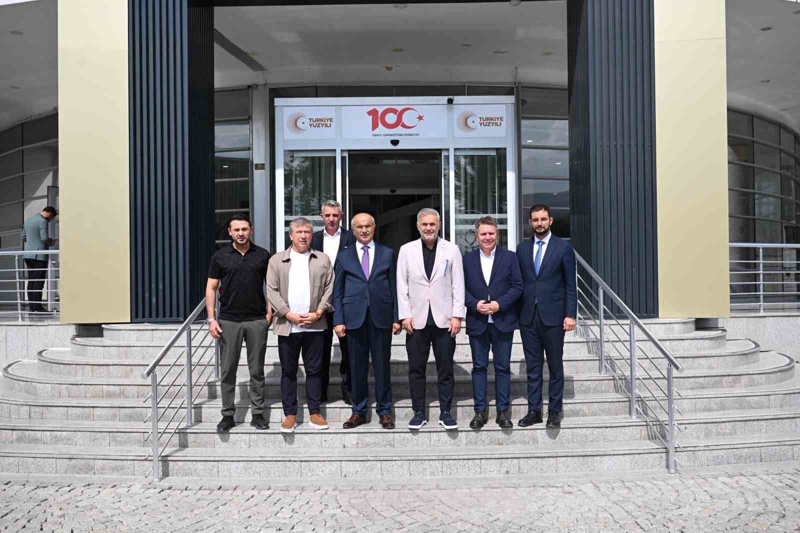 SPOR DÜNYASININ ÜNLÜ İSİMLERİNDEN BAŞKAN ER’E ÖVGÜ