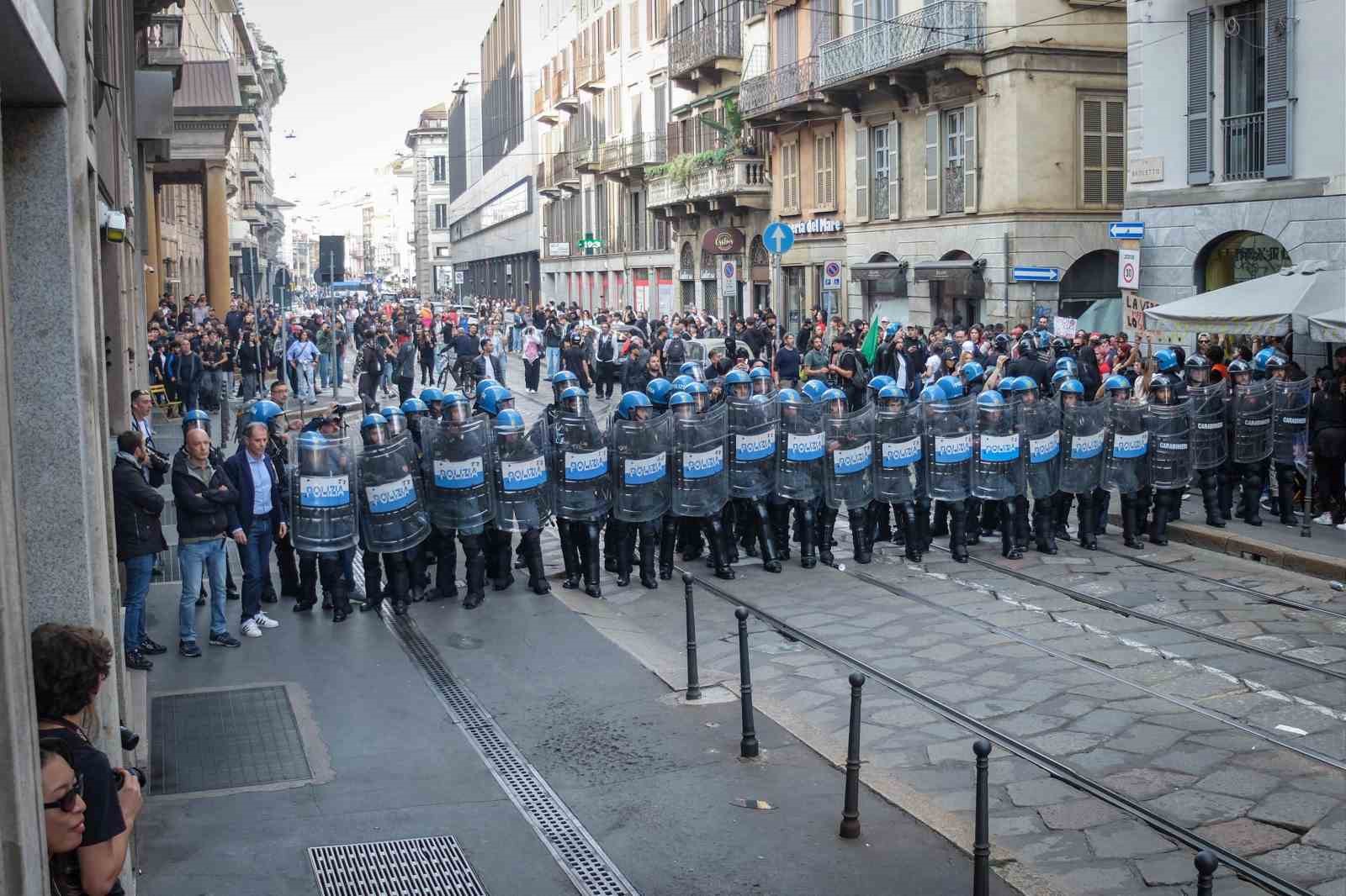 İTALYA’NIN MİLANO KENTİNDE HAYAT PAHALILIĞI VE BAŞBAKAN GİORGİA MELONİ HÜKÜMETİNE KARŞI DÜZENLENEN VE 5 BİNDEN FAZLA KİŞİNİN KATILDIĞI PROTESTO YÜRÜYÜŞÜNÜN ARDINDAN POLİSLE GÖSTERİCİLER ARASINDA ÇATIŞMA ÇIKARKEN, GÜVENLİK GÜÇLERİ TAŞ VE SERT CİSİMLER ATAN GRUPLARA GÖZ YAŞARTICI GAZLA MÜDAHALE ETTİ.