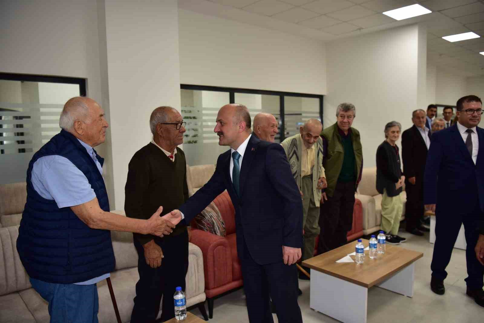AYDIN VALİSİ DR. OSMAN VAROL, 1 EKİM DÜNYA YAŞLILAR GÜNÜ DOLAYISIYLA AYDIN HUZUREVİ YAŞLI BAKIM VE REHABİLİTASYON MERKEZİ’Nİ ZİYARET EDEREK HUZUREVİ SAKİNLERİYLE BİR ARAYA GELDİ.