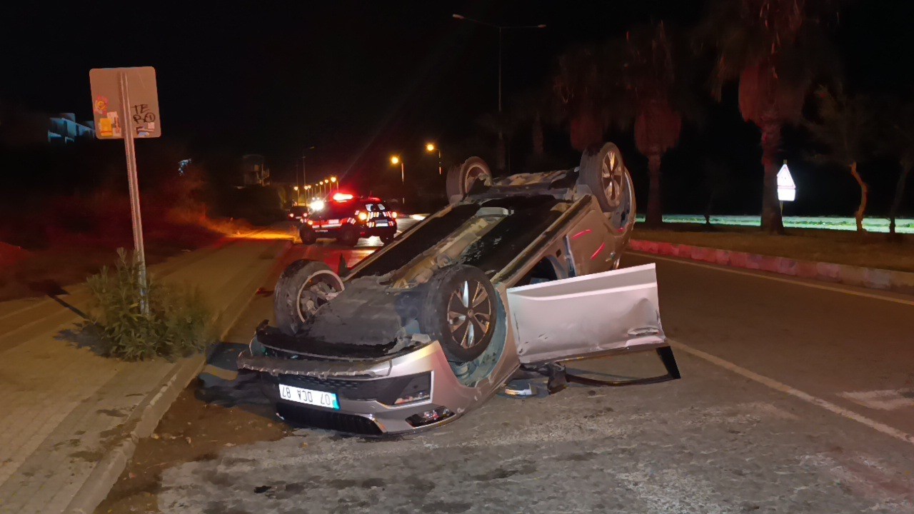 SİDE’DE KULLANDIĞI OTOMOBİL TAKLA ATTIKTAN SONRA OLAY YERİNDEN AYRILAN VE BİR SÜRE SONRA GERİ DÖNEN ARAÇ SÜRÜCÜSÜNÜN 262 PROMİL ALKOLLÜ OLDUĞU BELİRLENDİ. OTOMOBİL SÜRÜCÜSÜNE 5 YIL İÇİNDE İKİNCİ KEZ ALKOLLÜ ARAÇ KULLANIRKEN YAKALANDIĞI İÇİN 50 BİN TL PARA CEZASI UYGULANIRKEN SÜRÜCÜ BELGESİNE 2 YIL SÜREYLE EL KONULDU.