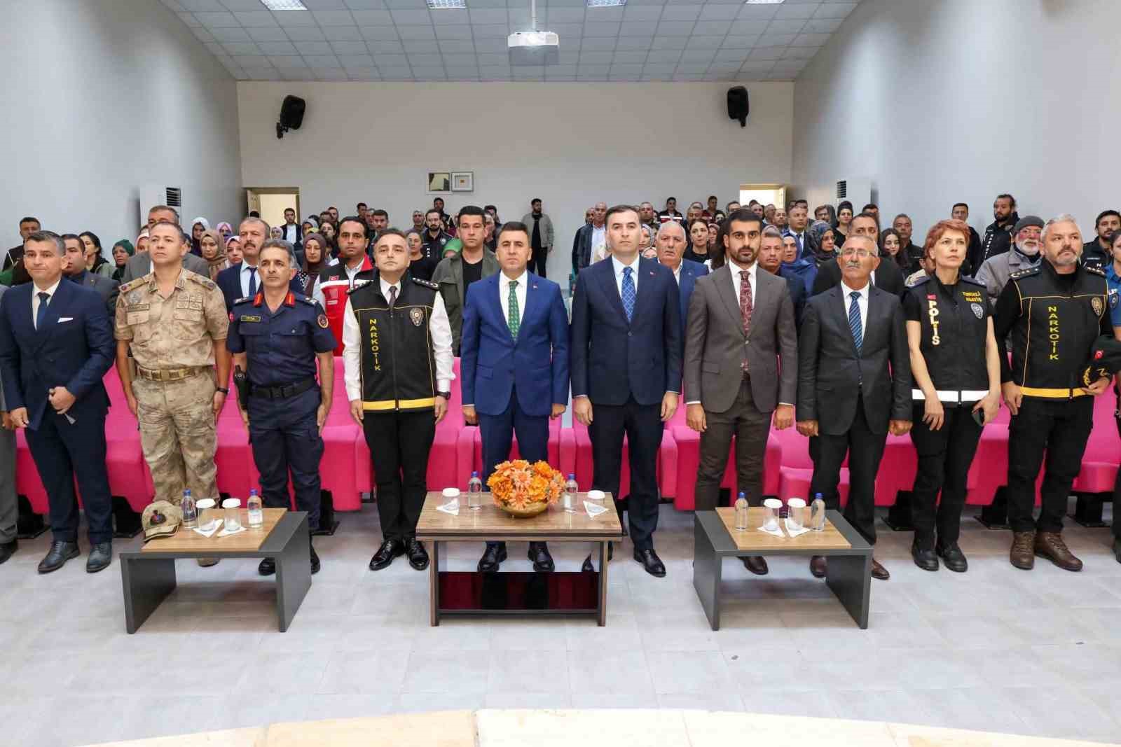 TUNCELİ’NİN ÇEMİŞGEZEK İLÇESİNDE, "EN İYİ NARKOTİK POLİSİ; ANNE" PROJESİ KAPSAMINDA BİLGİLENDİRME ETKİNLİKLERİ DÜZENLENDİ