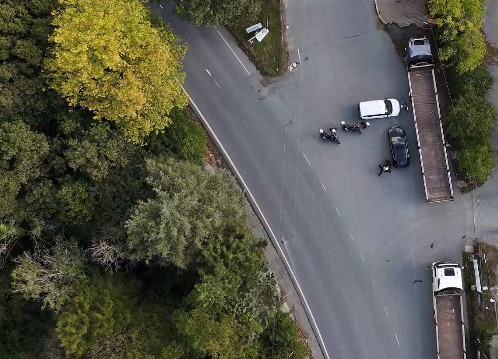 İSTANBUL’UN EYÜPSULTAN’DA JANDARMA EKİPLERİNCE DÜZENLENEN OPERASYONDA, YURT DIŞINA SEVK EDİLMEK İSTENEN 51 KİLOGRAM KOKAİN ELE GEÇİRİLDİ. GÖKTÜRK’TE SEYİR HALİNDEKİ ARACIN YOL AYRIMINDA DURDURULDUĞU OPERASYON ANI, DRON KAMERASINA YANSIDI.
