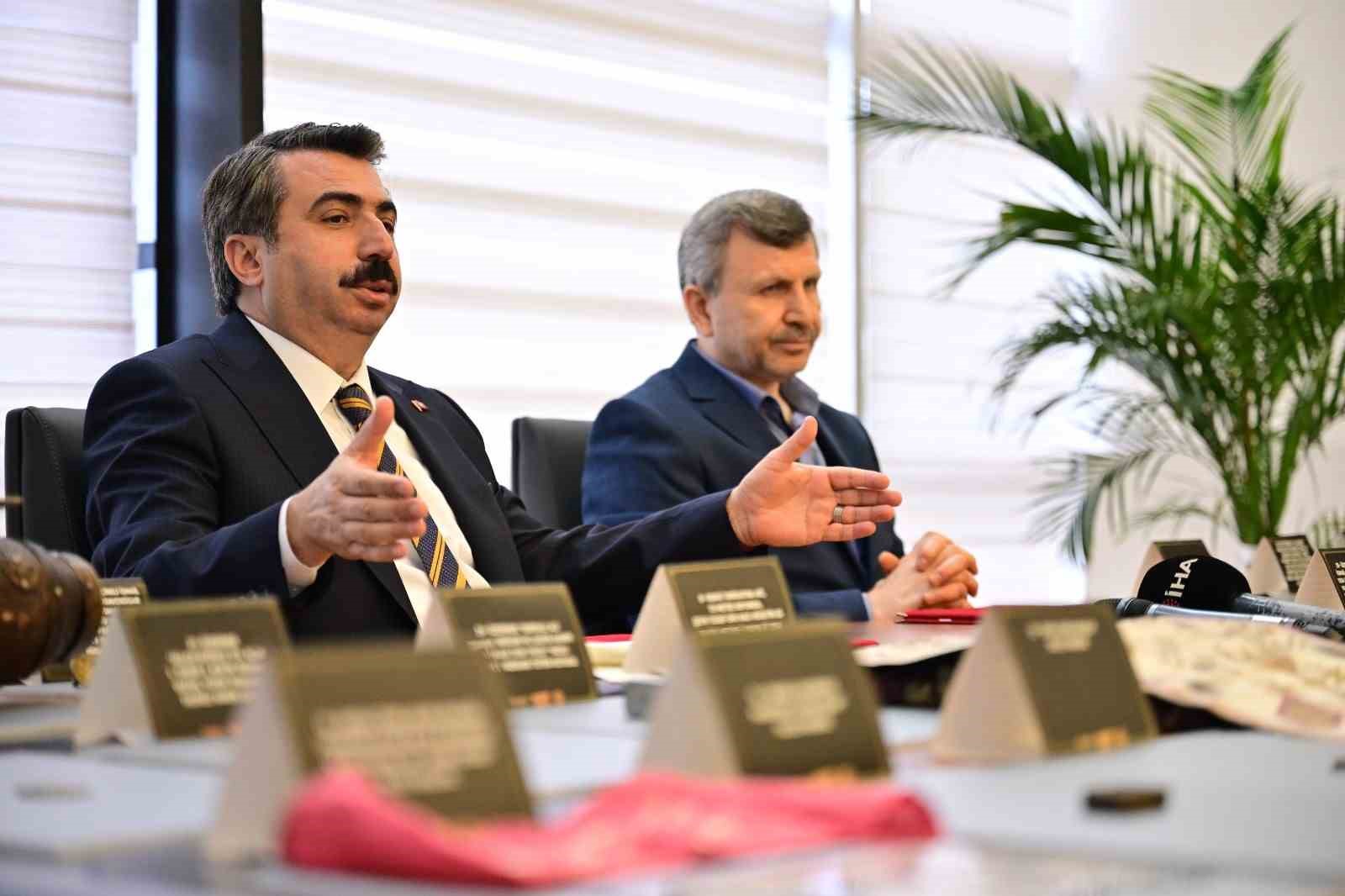 YILDIRIM BELEDİYESİ, KENTİN TARİHİ VE KÜLTÜREL HAFIZASINA GÜÇ KATACAK ÖNEMLİ BİR PROJEYİ DAHA HAYATA GEÇİRİYOR. FARKLI DÖNEMLERE AİT KÜLTÜREL VE MANEVİ DEĞERİ YÜKSEK OBJELERİN YANI SIRA BURSA’NIN GEÇMİŞİNİ YANSITAN ESERLERİN YER ALACAĞI MÜZE İÇİN İLK ADIM ATILDI. KÜLTÜREL VE MANEVİ DEĞERİ YÜKSEK ÇOK SAYIDA OBJENİN YANI SIRA, KENTİN GEÇMİŞİNE IŞIK TUTAN TARİHİ ESERLERİN YER ALACAĞI MÜZE İÇİN ÇALIŞMA BAŞLATILDI.