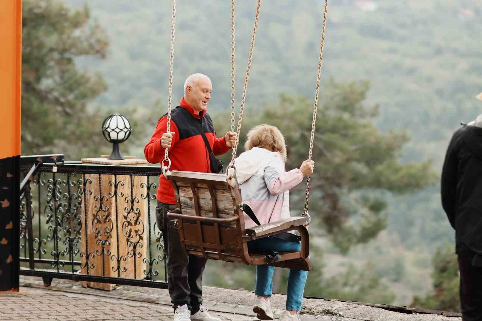 TURİSTİK KARAELMAS EKSPRESİNİN YOLCULARI, MOLA VERDİKLERİ KARABÜK'ÜN YENİCE İLÇESİNDEKİ IHLAMUR SEYİR TERASINDAKİ DOĞA MANZARASINA HAYRAN KALDI.
