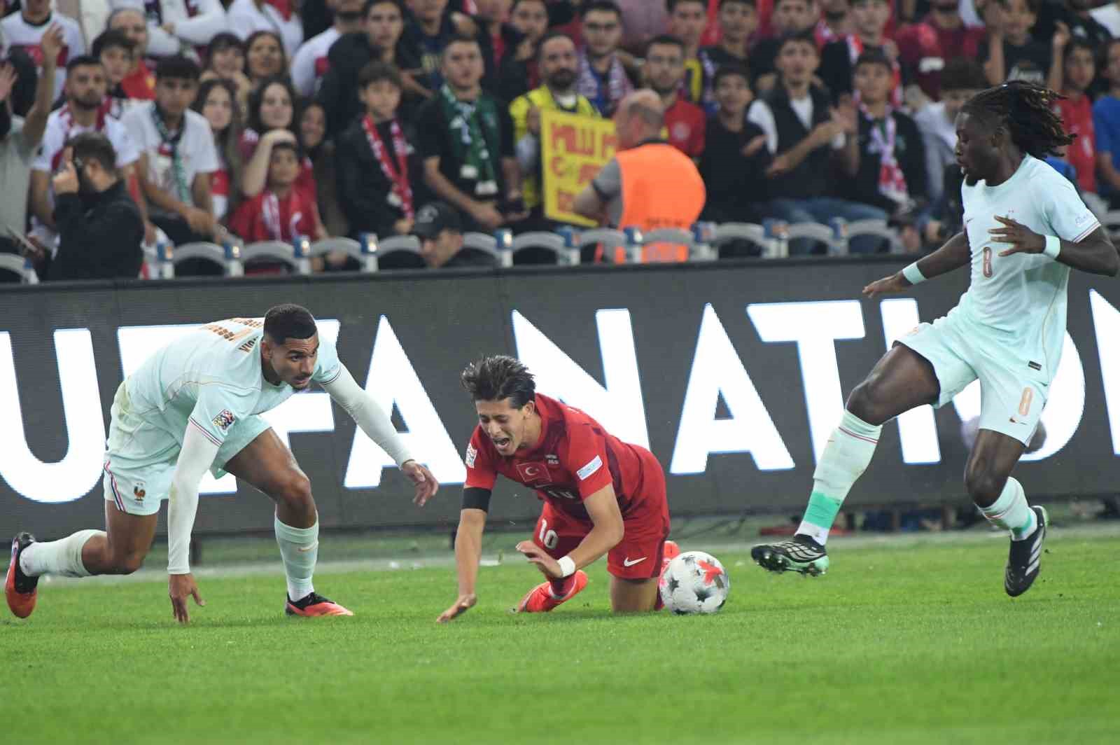 A MİLLİ FUTBOL TAKIMI, UEFA ULUSLAR A LİGİ 1. GRUP İLK MAÇINDA FRANSA İLE KOCAELİ'DE KARŞILAŞIYOR. MÜCADELENİN İLK YARISI GOLSÜZ EŞİTLİKLE TAMAMLANDI.