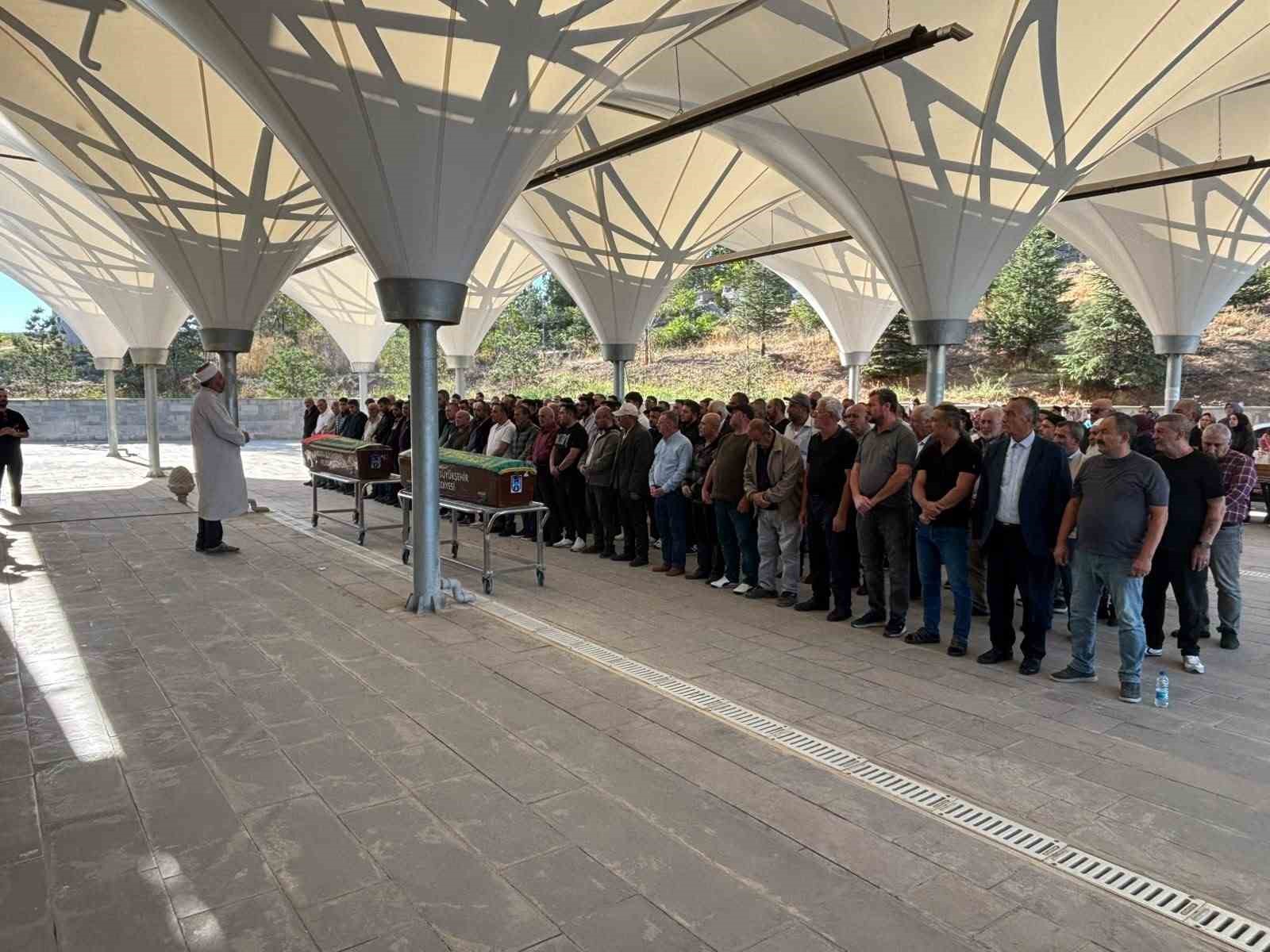 BİR HAFTADIR TEDAVİ GÖRDÜĞÜ HASTANEDE HAYATINI KAYBEDEN GENÇ KADIN İSE GÖLBAŞI'NDA SON YOLCULUĞUNA UĞURLANDI.
