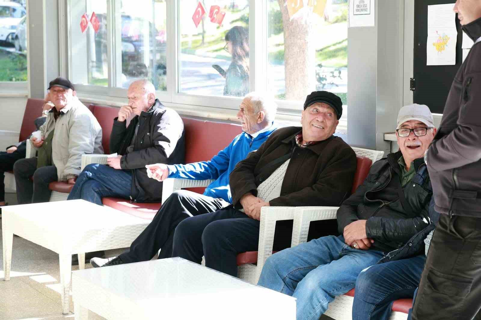 OSMANGAZİ KENT KONSEYİ BAŞKANI SEVİM SAKALLI VE YÖNETİM KURULU ÜYELERİ, 1 EKİM DÜNYA YAŞLILAR GÜNÜ DOLAYISIYLA KAPLIKAYA HUZUREVİ’Nİ ZİYARET EDEREK HUZUREVİ SAKİNLERİYLE BİR ARAYA GELDİ.