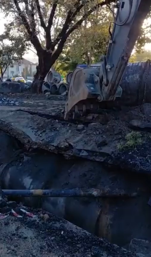 İSTANBUL EYÜPSULTAN’DA DEVAM EDEN ALTYAPI ÇALIŞMALARINDA SABAH SAATLERİNDE KISMİ ÇÖKME MEYDANA GELDİ. ÇÖKMENİN YAŞANDIĞI NOKTA HAVADAN GÖRÜNTÜLENİRKEN ÇEVRE ESNAFI ÇALIŞMALARIN BİR AN ÖNCE BİTMESİNİ İSTEDİ.