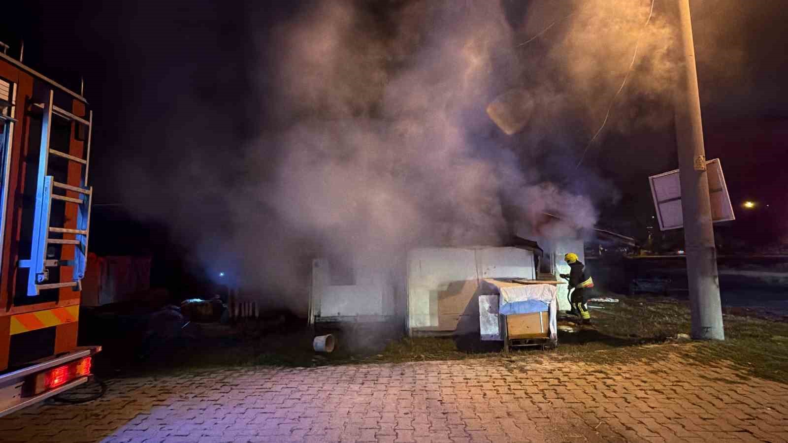 BOLU’DA SOBA YAKMAK İSTEYEN KİŞİNİN YAKTIĞI ATEŞİN EVE SIÇRAMASI SONUCU YANGIN ÇIKTI. TEK KATLI EVDE MADDİ HASAR MEYDANA GELDİ.