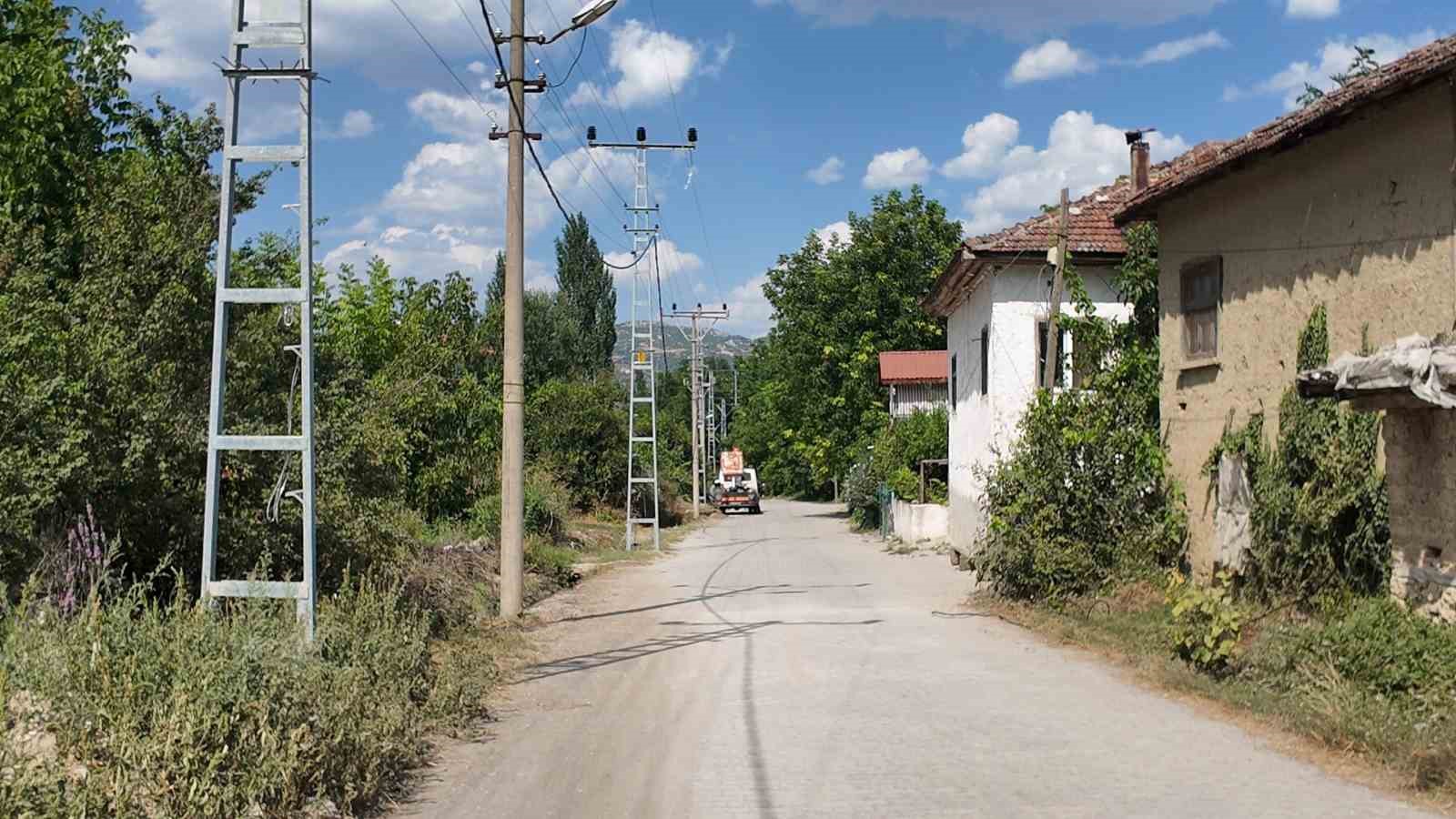 BURDUR'UN MERKEZİNDEN KIRSAL YERLEŞİMLERİNE KADAR ENERJİ ALTYAPISINI GÜÇLENDİREN AEDAŞ, 2026 YILINDA 26 PROJEDE 1 MİLYAR 69 MİLYON TL YATIRIM YAPIYOR. AEDAŞ, 1 AĞUSTOS İTİBARIYLA ÇALIŞMALARININ YÜZDE 46'DAN FAZLASINI TAMAMLADI.