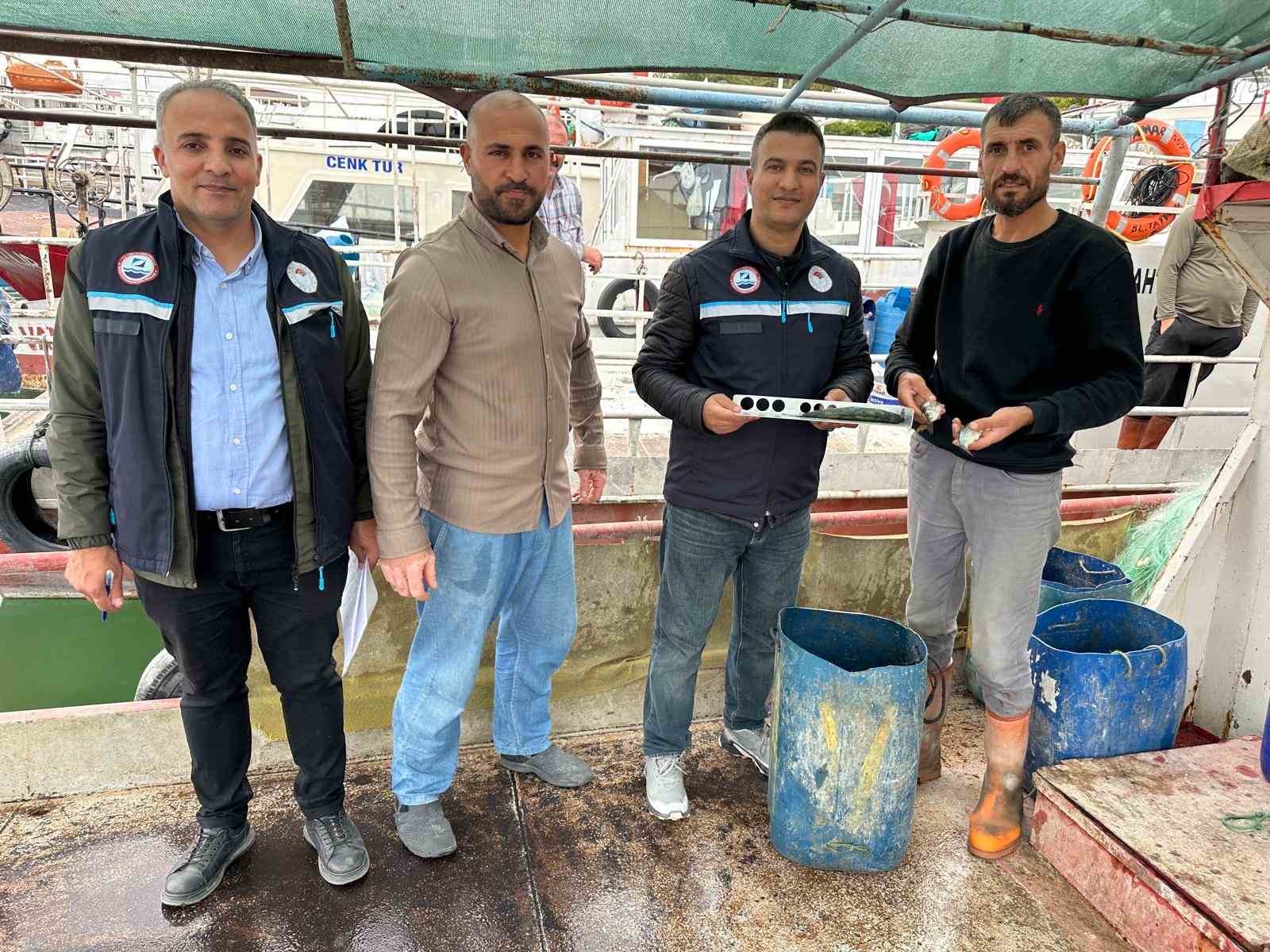 VAN’DA SU ÜRÜNLERİ KAYNAKLARININ KORUNMASI VE BALIKÇILIK FAALİYETLERİNİN MEVZUATA UYGUN YÜRÜTÜLMESİ AMACIYLA SON BİR AYDA GERÇEKLEŞTİRİLEN DENETİMLERDE 35 BALIKÇI TEKNESİ, 23 AMATÖR BALIKÇI, 17 ALABALIK YETİŞTİRİCİLİK TESİSİ VE 22 PERAKENDE SATIŞ NOKTASI KONTROL EDİLDİ.