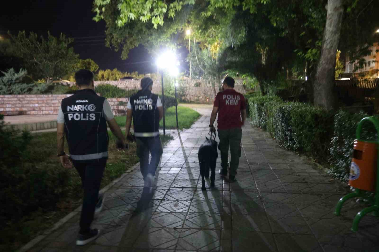 PARKTA NARKOTİK KÖPEĞİ ARAMA YAPARKEN
