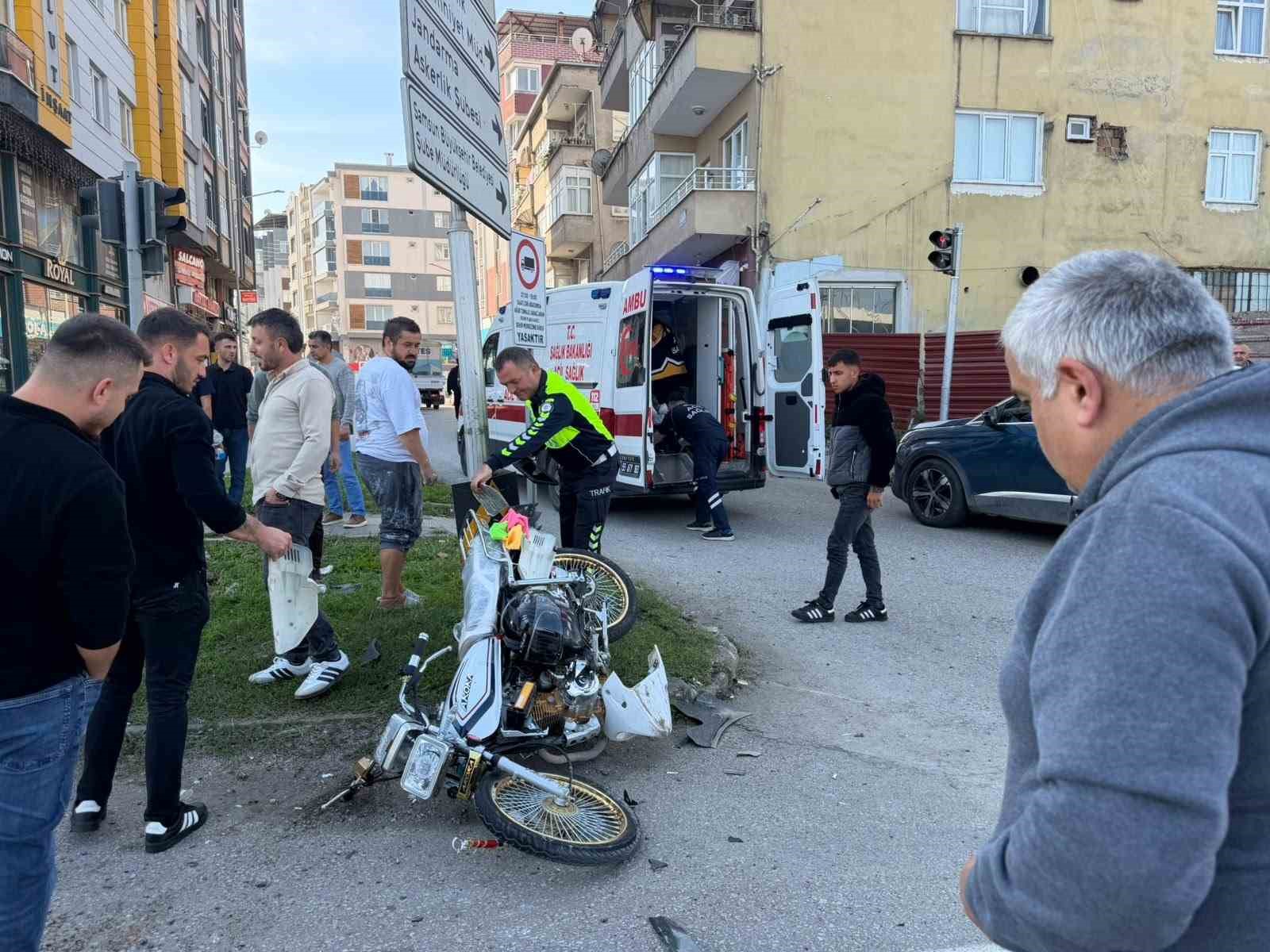 SAMSUN'UN ÇARŞAMBA İLÇESİNDE KIRMIZI IŞIK İHLALİ YAPTIĞI İDDİA EDİLEN MOTOSİKLET İLE OTOMOBİLİN ÇARPIŞMASI SONUCU MEYDANA GELEN KAZADA 1 KİŞİ YARALANDI. KAZANIN ARDINDAN MOTOSİKLET SÜRÜCÜSÜNE PARA CEZASI UYGULANARAK EHLİYETİNE EL KONULDU.