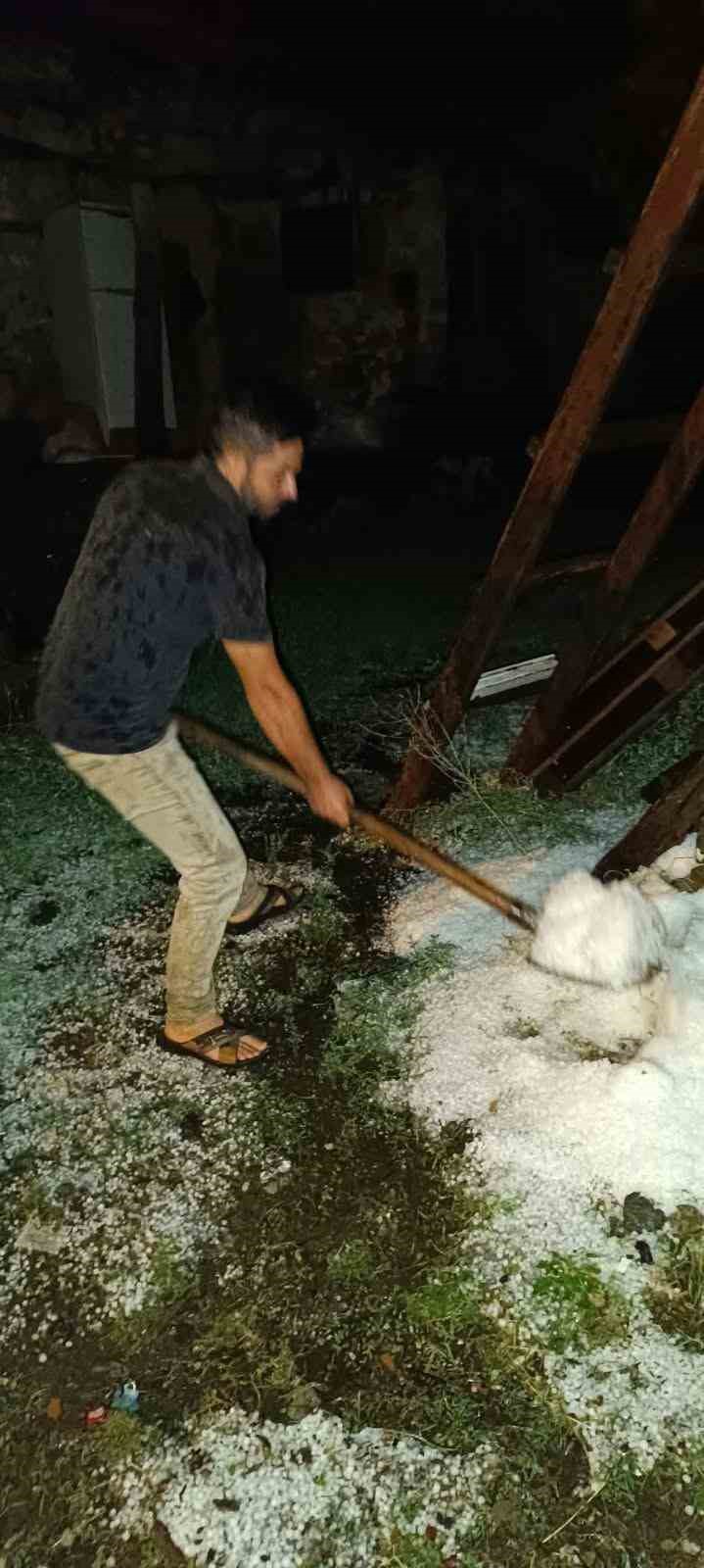HATAY'DA AKŞAM SAATLERİNDE ETKİLİ OLAN CEVİZ BÜYÜKLÜĞÜNDEKİ DOLU YAĞIŞI, BAZI ARAÇLARDA MADDİ HASARA NEDEN OLDU. KISA SÜREDE ÇEVREYİ BEYAZA BÜRÜYEN DOLU YAĞIŞI CEP TELEFONU KAMERALARINA YANSIRKEN, YAĞIŞLI HAVANIN GECE BOYUNCA ETKİLİ OLMASI BEKLENİYOR.