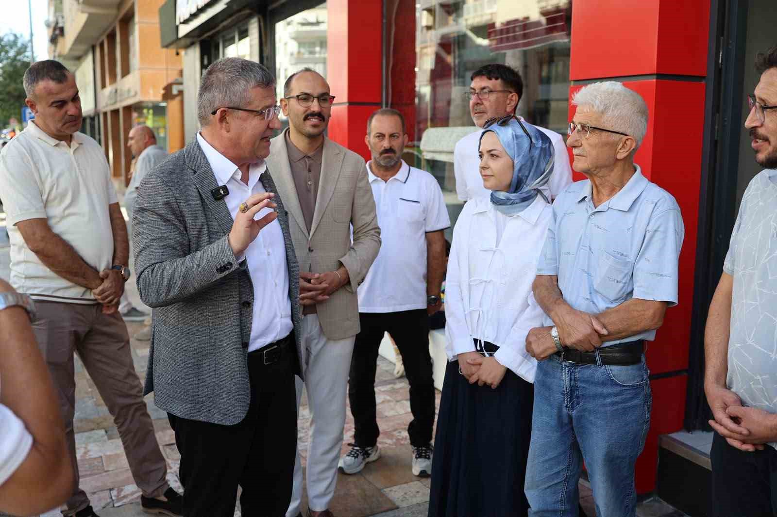 AK PARTİ DENİZLİ İL BAŞKANI MUHAMMET SUBAŞIOĞLU, KENTİN EN İŞLEK NOKTALARINDAN BİRİ OLAN İSTİKLAL CADDESİ’NDE ESNAF ZİYARETİNDE BULUNDU. ZİYARET SIRASINDA CADDE ESNAFI, DENİZLİ BÜYÜKŞEHİR BELEDİYESİ TARAFINDAN HAYATA GEÇİRİLEN YENİ ULAŞIM VE GÜZERGÂH PLANLAMASINA TEPKİ GÖSTEREREK YAŞADIKLARI SIKINTILARI SUBAŞIOĞLU’NA İLETTİ.