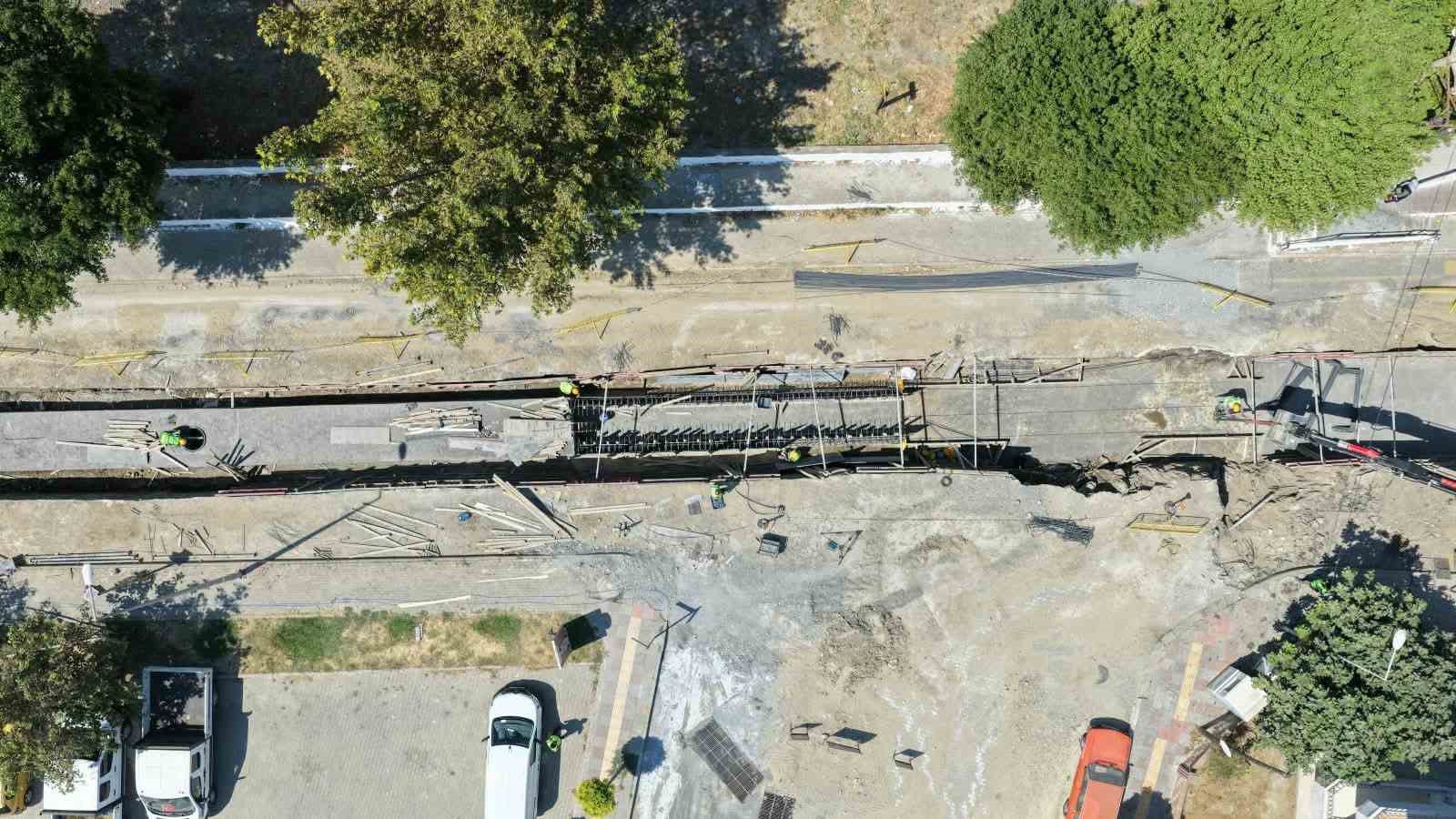AYDIN BÜYÜKŞEHİR BELEDİYESİ TARAFINDAN SÖKE AYDIN CADDESİ’NDE YÜRÜTÜLEN 77 MİLYON TL YATIRIM BEDELLİ PROJE KAPSAMINDA 1300 METRE YAĞMUR SUYU HATTI, 30 MUAYENE BACASI VE 90 YAĞMUR SUYU IZGARASI YAPILACAK.
