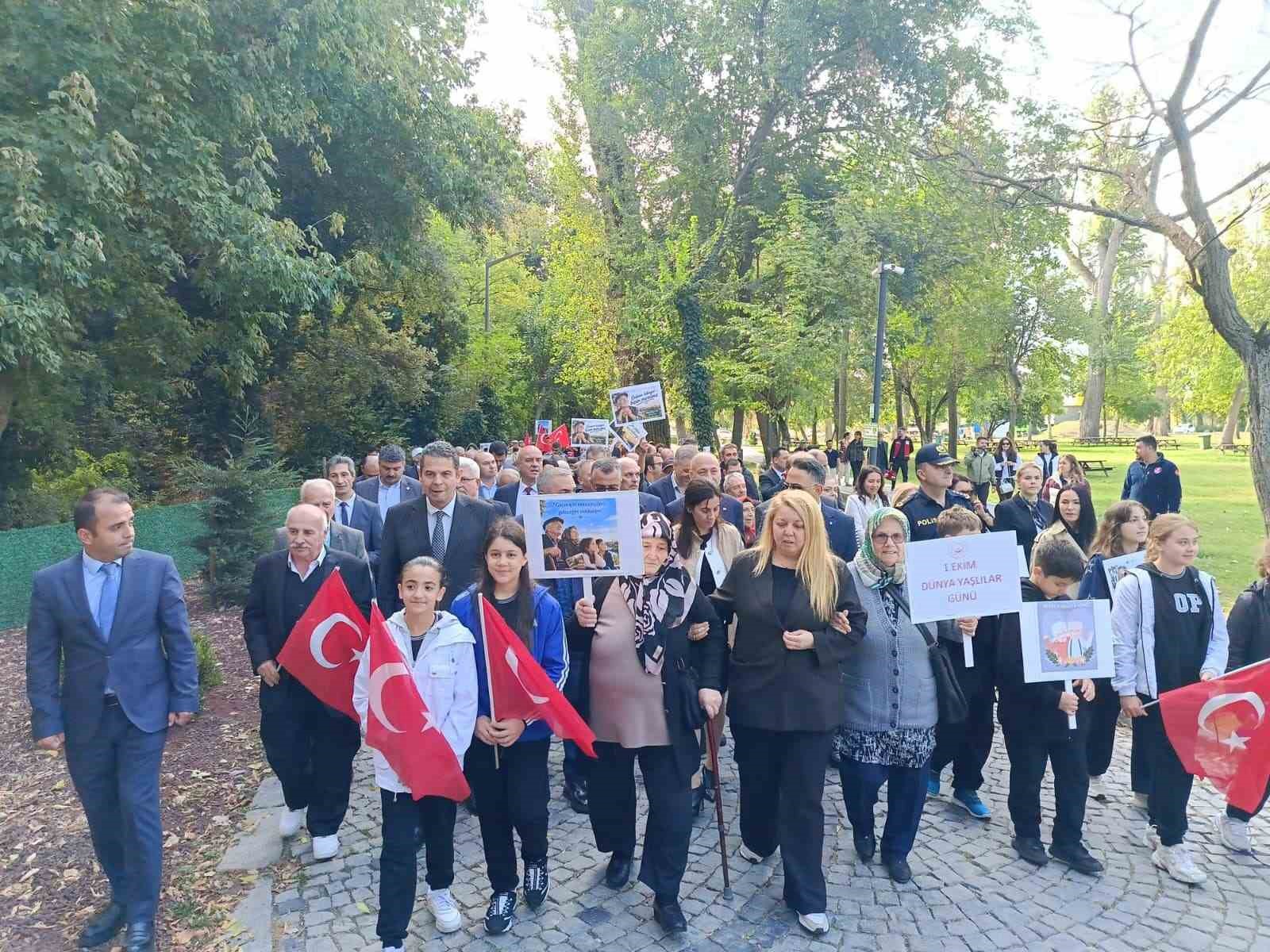 EDİRNE'DE AİLE VE SOSYAL HİZMETLER İL MÜDÜRLÜĞÜ ÖNCÜLÜĞÜNDE 1 EKİM DÜNYA YAŞLILAR GÜNÜ DOLAYISIYLA MİLLET BAHÇESİ'NDE FARKINDALIK YÜRÜYÜŞÜ DÜZENLENDİ.