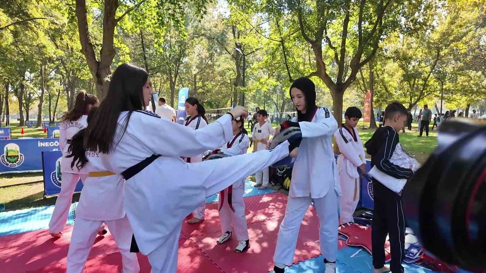 İNEGÖL BELEDİYESİ TARAFINDAN DÜZENLENEN 2. SPOR ŞENLİĞİ, YÜZLERCE ÇOCUK VE AİLELERİNİN KATILIMIYLA GERÇEKLEŞTİRİLDİ. GÜN BOYUNCA 17 FARKLI SPOR BRANŞINI DENEYİMLEME FIRSATI BULAN ÇOCUKLAR HEM EĞLENDİ HEM DE YETENEKLERİNİ KEŞFETME İMKÂNI BULDU. İNEGÖL BELEDİYE BAŞKANI ALPER TABAN DA ŞENLİK ALANINI ZİYARET EDEREK ÇOCUKLARIN HEYECANINA ORTAK OLDU.