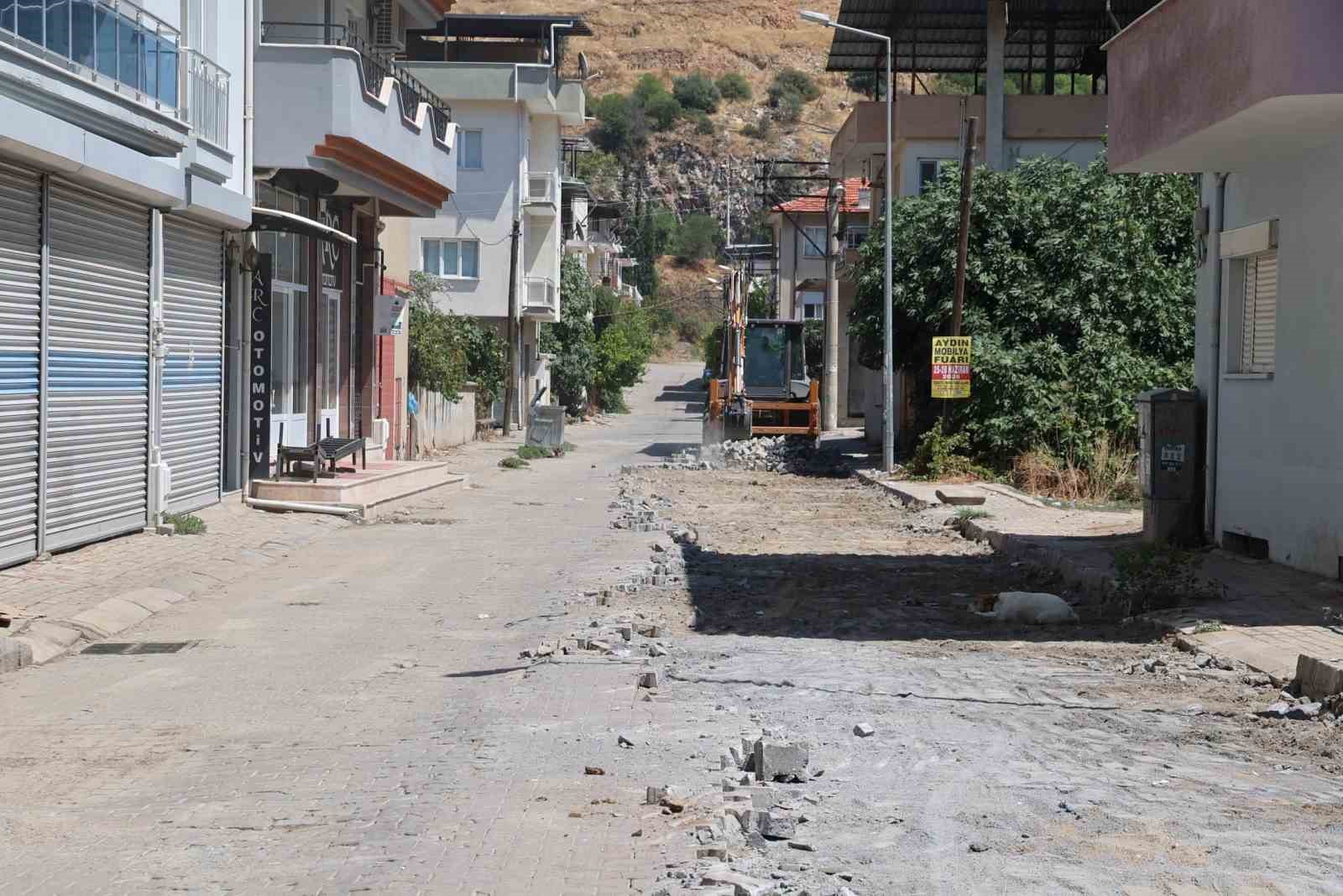 KOÇARLI BELEDİYESİ, GÜNDOĞAN MAHALLESİ YUNUS EMRE SOKAK’TA YOL YENİLEME ÇALIŞMASI BAŞLATIRKEN, ÇALIŞMALARI YERİNDE İNCELEYEN BELEDİYE BAŞKANI ÖZGÜR ARICI; "DAHA GÜVENLİ VE KONFORLU YOLLAR KAZANDIRMAK İÇİN ÇALIŞMALARIMIZI SÜRDÜRÜYORUZ" DEDİ.
