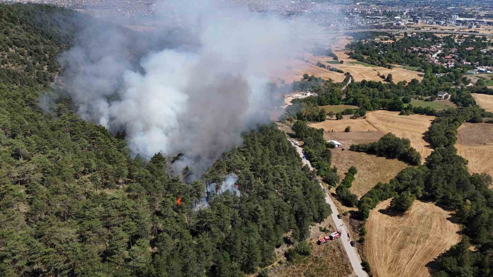 BOLU'NUN KIZILAĞIL KÖYÜ MEVKİİNDE BULUNAN ORMANLIK ALANDA YANGIN BAŞLADI. BÖLGEYE SEVK EDİLEN ÇOK SAYIDA EKİBİN ALEVLERE MÜDAHALESİ DEVAM EDİYOR.