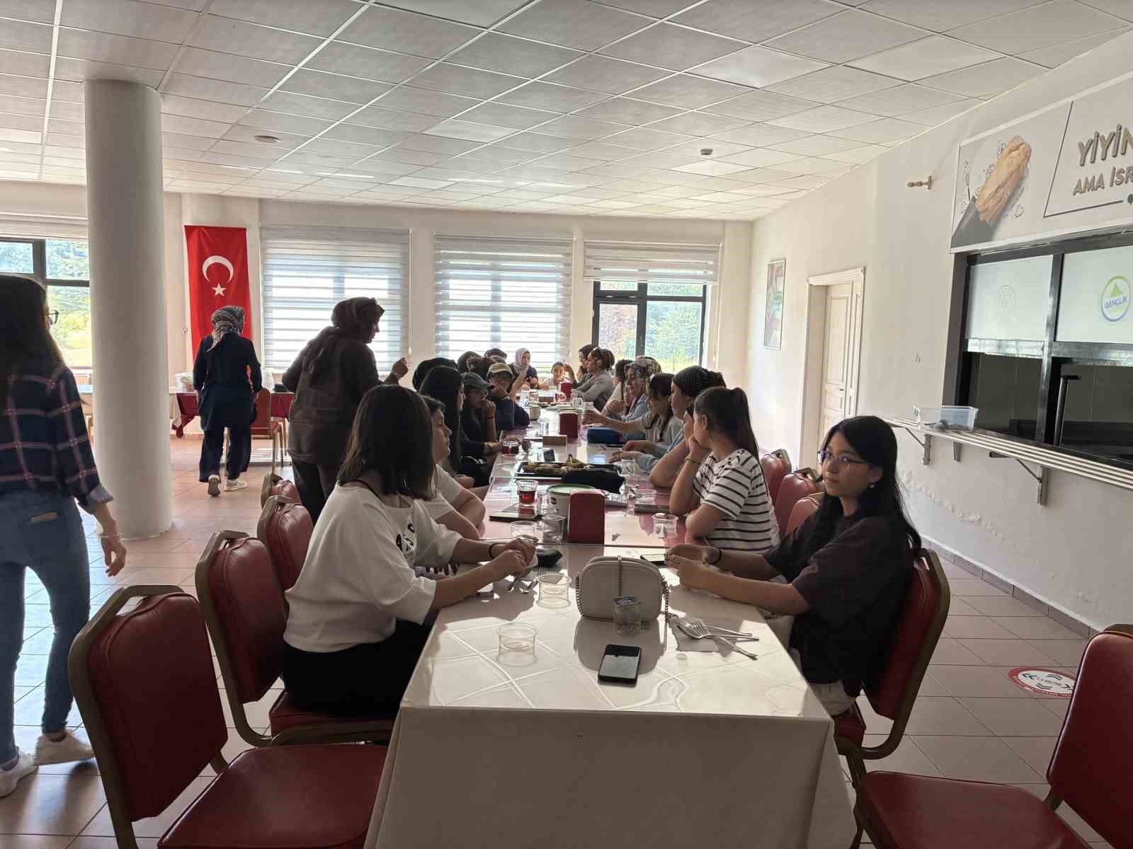 ÜZCE ÜNİVERSİTESİ ÇOCUK DİYABETİ UYGULAMA VE ARAŞTIRMA MERKEZİ, DİYABETLİ ÇOCUKLARIN YAŞAMLARINI SAĞLIKLI BİREYLER GİBİ SORUNSUZ BİR ŞEKİLDE SÜRDÜREBİLMELERİ İÇİN KAZANDIĞI YENİ STATÜ VE BÜNYESİNE KATTIĞI YENİ OLUŞUMLARLA KALİTELİ HİZMET SUNUMUNU ARTIRARAK ÇALIŞMALARINI SÜRDÜRÜYOR.