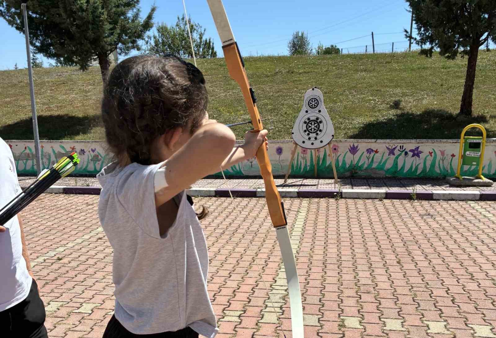 ÜZCE ÜNİVERSİTESİ ÇOCUK DİYABETİ UYGULAMA VE ARAŞTIRMA MERKEZİ, DİYABETLİ ÇOCUKLARIN YAŞAMLARINI SAĞLIKLI BİREYLER GİBİ SORUNSUZ BİR ŞEKİLDE SÜRDÜREBİLMELERİ İÇİN KAZANDIĞI YENİ STATÜ VE BÜNYESİNE KATTIĞI YENİ OLUŞUMLARLA KALİTELİ HİZMET SUNUMUNU ARTIRARAK ÇALIŞMALARINI SÜRDÜRÜYOR.