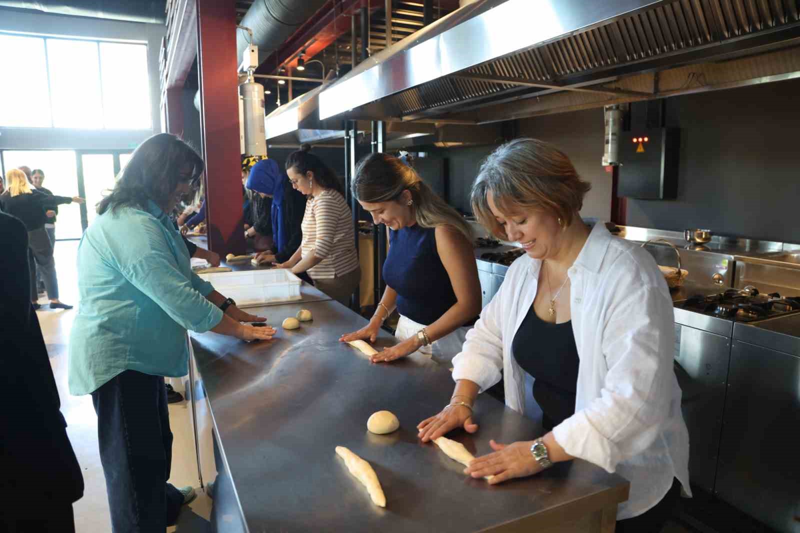 NİLÜFER BELEDİYESİ’NİN ‘2026 YILIN YAZARI SENNUR SEZER’ ETKİNLİKLERİ ÇERÇEVESİNDE DÜZENLENEN GASTRONOMİ ATÖLYESİNDE, EKMEK USTASI HAKAN DOĞAN YAZARIN ‘İSTANBUL’UN ESKİ İKRAMLARI’ KİTABINDAN YOLA ÇIKARAK PASKALYA ÇÖREĞİ HAZIRLADI; DAYANIŞMA VE TASARRUF KÜLTÜRÜNÜ ANLATTI.