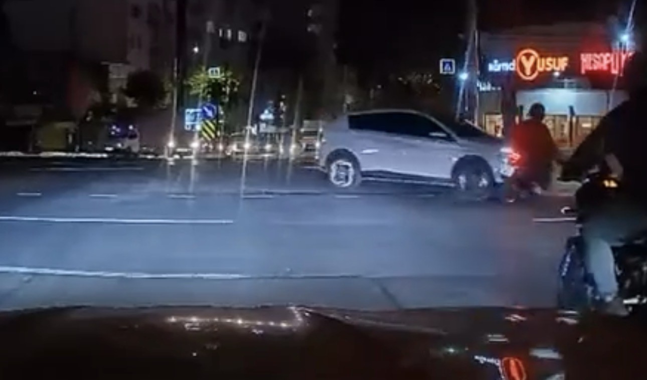 KIRMIZI IŞIKTA GEÇEN OTOMOBİL MOTOSİKLETE ÇARPTI