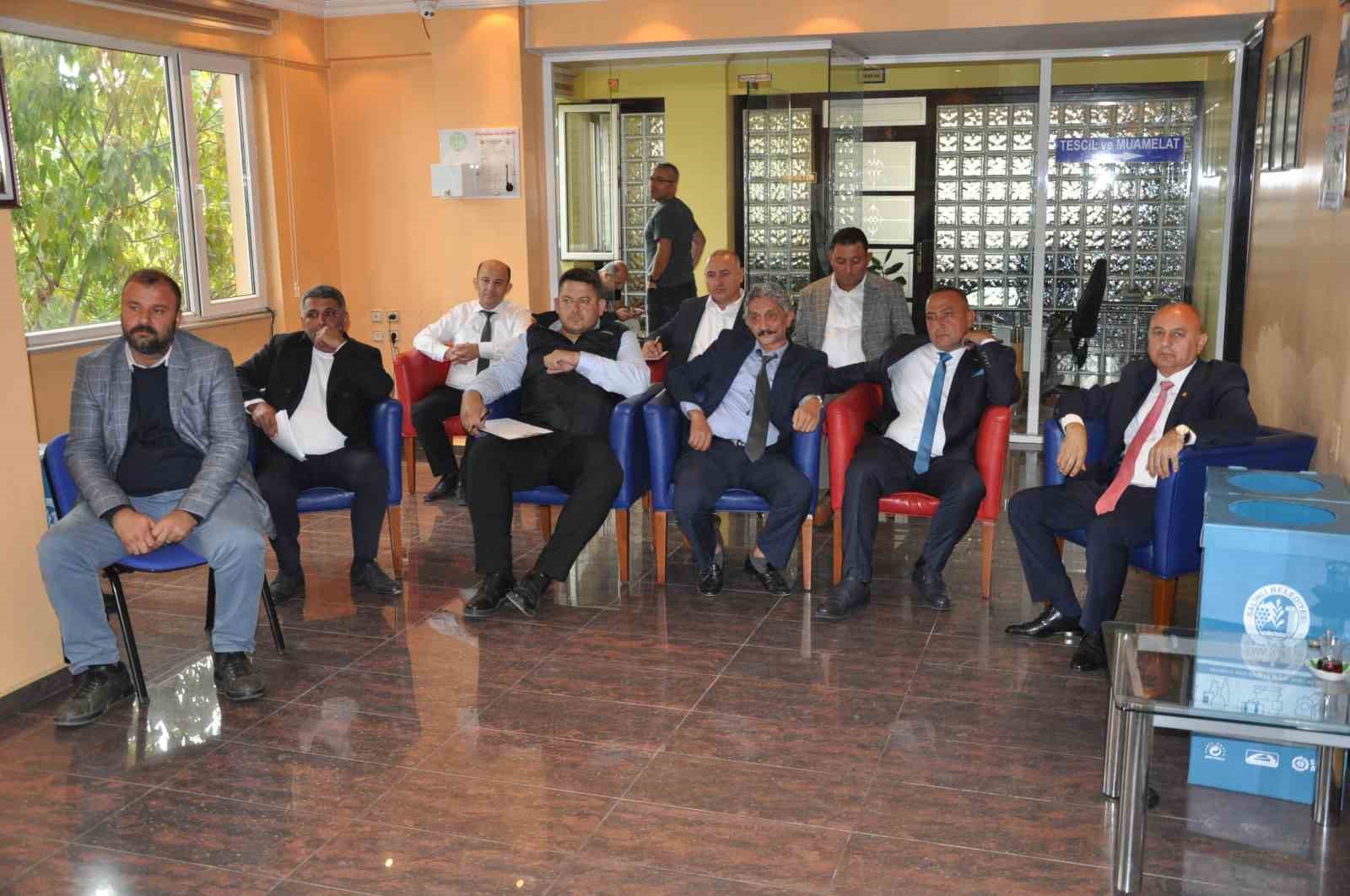MANİSA’NIN SALİHLİ İLÇESİNDEKİ TİCARET BORSASI’NIN OLAĞAN GENEL KURULUNDA İKİ ADAYIN YARIŞTIĞI BAŞKANLIK SEÇİMİNİ MEVCUT BAŞKAN YETİŞ AKSOY KAZANDI. AKSOY, DÖRDÜNCÜ KEZ BAŞKANLIĞA SEÇİLEREK GÜVEN TAZELEDİ.
