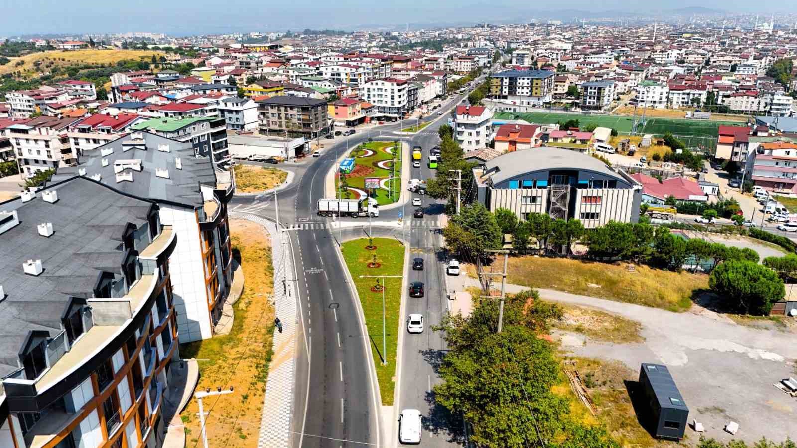 DARICA’DA TUZLA CADDESİ İLE BATTALGAZİ CADDESİ’NİN KESİŞİMİNDE YAPILAN KAVŞAK DÜZENLEMESİYLE TRAFİK AKIŞI RAHATLADI.