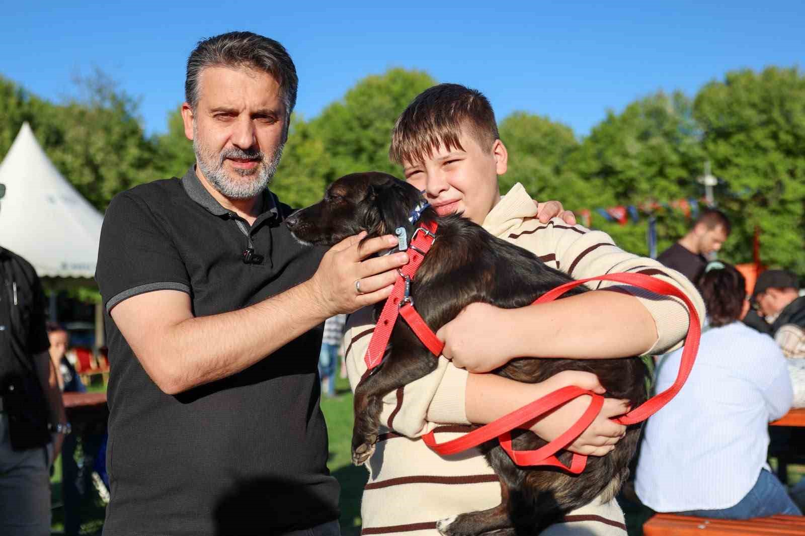 BURSA BÜYÜKŞEHİR BELEDİYESİ, CAN DOSTLARIN YAŞAM KOŞULLARINI İYİLEŞTİRMEK VE SAHİPLENDİRMEYİ TEŞVİK ETMEK AMACIYLA DÜZENLEDİĞİ YUVALANDIRMA ŞENLİĞİ'NDE 53 KEDİ VE 39 KÖPEK OLMAK ÜZERE TOPLAM 92 CAN DOSTUNU YENİ YUVALARINA KAVUŞTURARAK SAHİPLENDİRDİ.