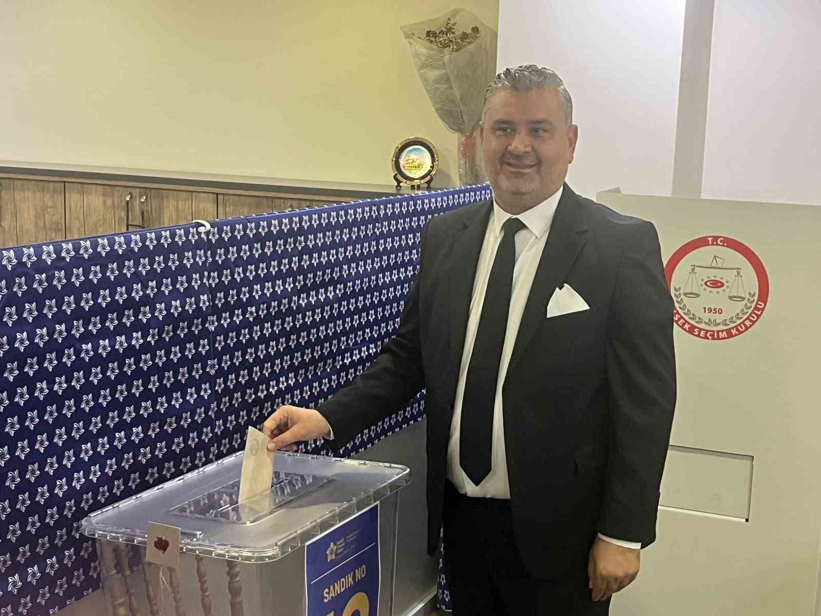 NAZİLLİ TİCARET ODASI’NDA BAŞKANLIK SEÇİMİ TAMAMLANIRKEN, OYLAMADAN GALİP AYRILAN ÖZEN AKGÜN ODANIN YENİ BAŞKANI OLDU.