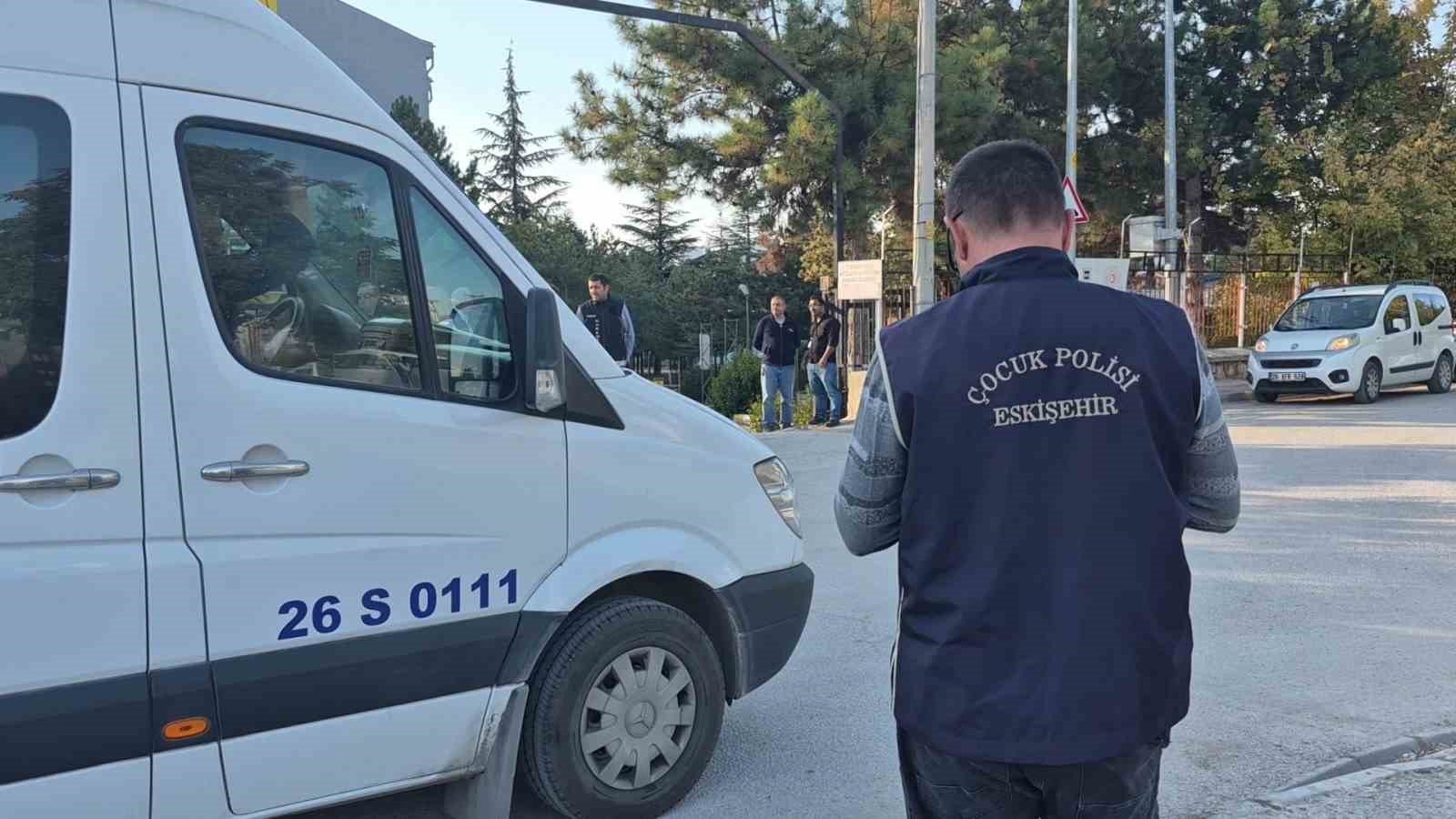 ESKİŞEHİR’DE ÖĞRENCİLERİN HUZUR VE GÜVEN ORTAMI İÇİNDE EĞİTİMLERİNİ SÜRDÜRMELERİNİ SAĞLAMAK AMACIYLA İL EMNİYET MÜDÜRLÜĞÜNE BAĞLI EKİPLER TARAFINDAN OKUL ÇEVRELERİNDE GERÇEKLEŞTİRİLEN DENETİMLER ARALIKSIZ DEVAM EDİYOR.