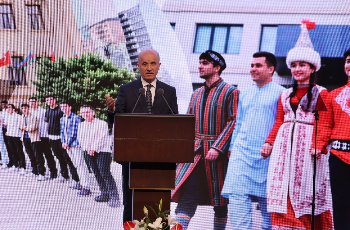 BARTIN ÜNİVERSİTESİ (BARÜ) REKTÖRÜ PROF. DR. AHMET AKKAYA İLE BERABERİNDEKİ HEYET, BEŞTEPE MİLLET KONGRE VE KÜLTÜR MERKEZİ’NDE GERÇEKLEŞTİRİLEN "2026-2027 YÜKSEKÖĞRETİM AKADEMİK YILI AÇILIŞ TÖRENİ"NE KATILDI.