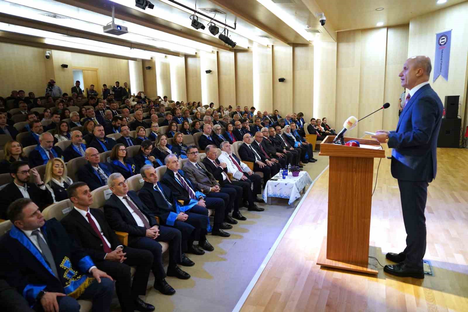 YÜKSEKÖĞRETİM KURULU (YÖK) BAŞKANI EROL ÖZVAR, ÜNİVERSİTELERDE ÇOKTAN SEÇMELİ SINAV YÖNTEMİNİN YAYGINLAŞMASINI DOĞRU BULMADIKLARINI BELİRTEREK, BU KONUDA ÜNİVERSİTELERE GEREKLİ UYARILARIN YAPILDIĞINI VE ÖLÇME-DEĞERLENDİRME UYGULAMALARININ YAKINDAN TAKİP EDİLECEĞİNİ AÇIKLADI.