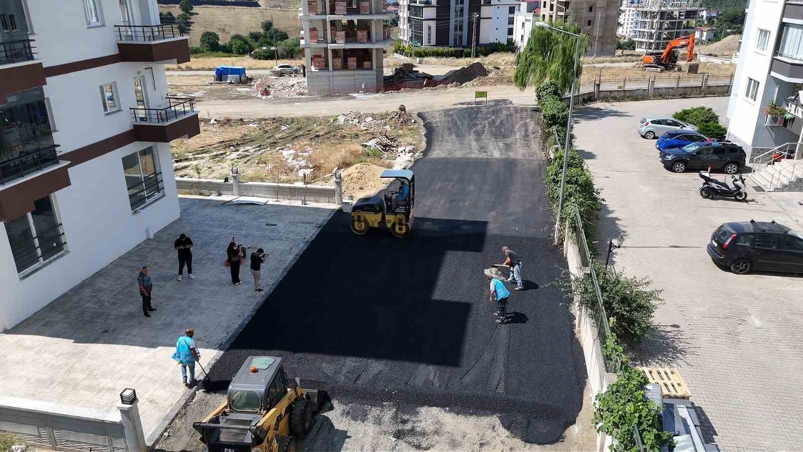 BELEDİYENİN FEN İŞLERİ MÜDÜRLÜĞÜ EKİPLERİ, KENTİN KIRSAL VE MERKEZ MAHALLELERİNDE HAVA ŞARTLARI VE AĞIR ARAÇ YÜKÜ NEDENİYLE ZAMANLA AŞINMIŞ YOLLARI KAPSAMLI ŞEKİLDE ONARIYOR.