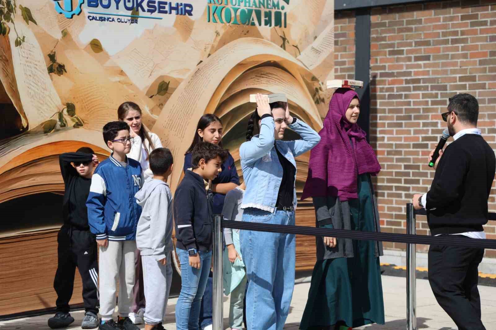 KOCAELİ KİTAP FUARI’NDA ZİYARETÇİLER, “BAŞIMIN ÜSTÜNDE YERİN VAR” OYUNUNDA KİTAPLARI BAŞLARININ ÜZERİNDE DÜŞÜRMEDEN TAŞIMAK İÇİN YARIŞTI. DENGE VE DİKKAT GEREKTİREN OYUN, FUAR ALANINDA RENKLİ VE EĞLENCELİ GÖRÜNTÜLERE SAHNE OLDU.