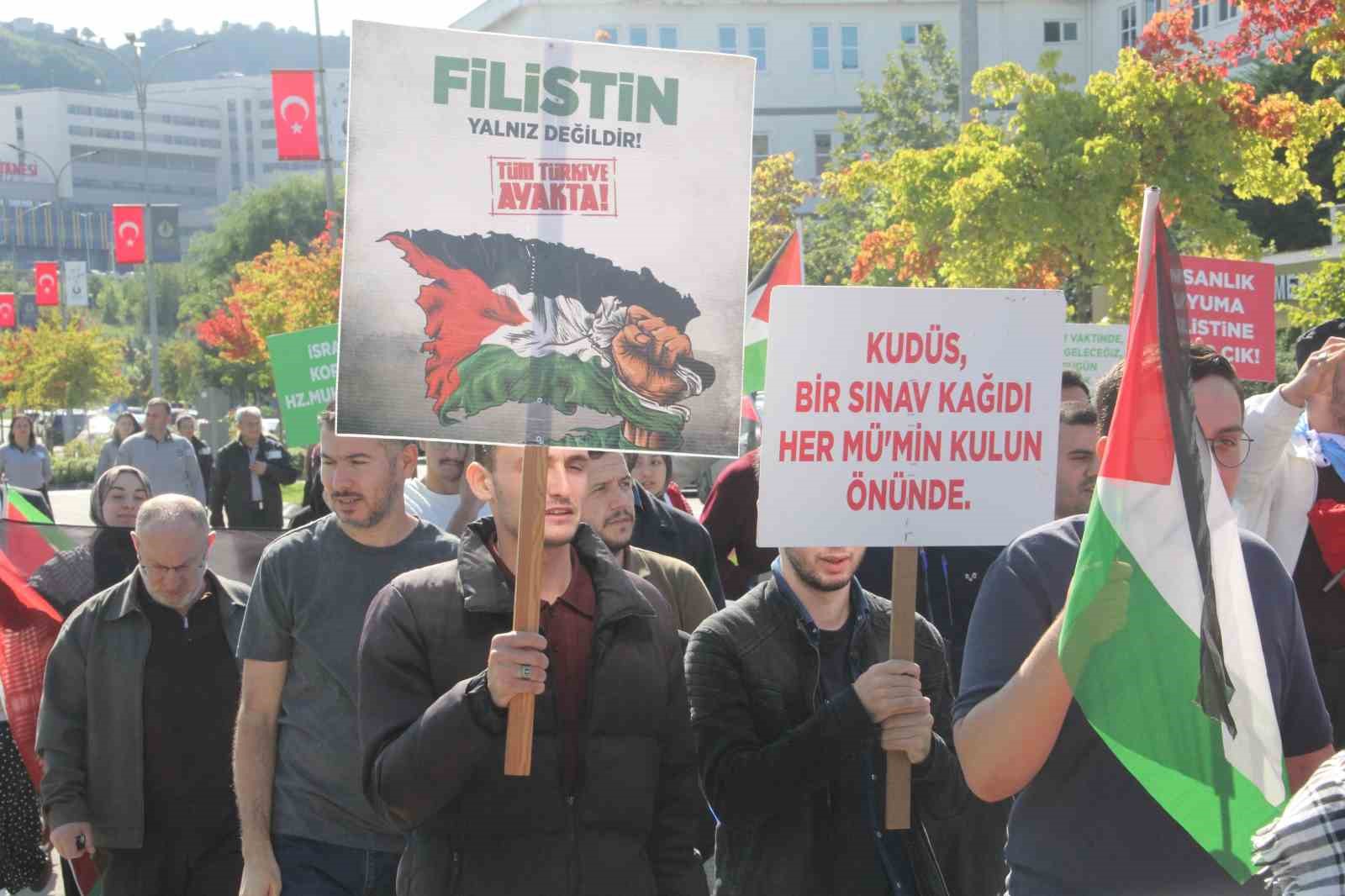 ORDU ÜNİVERSİTESİNDE (ODÜ) BİR ARAYA GELEN SİVİL TOPLUM KURULUŞLARI ÜYELERİ VE ÖĞRENCİLER, FİLİSTİN VE DOĞU TÜRKİSTAN'DA YAŞANAN ZULME TEPKİ GÖSTERMEK ADINA YÜRÜYÜŞ GERÇEKLEŞTİRDİ.