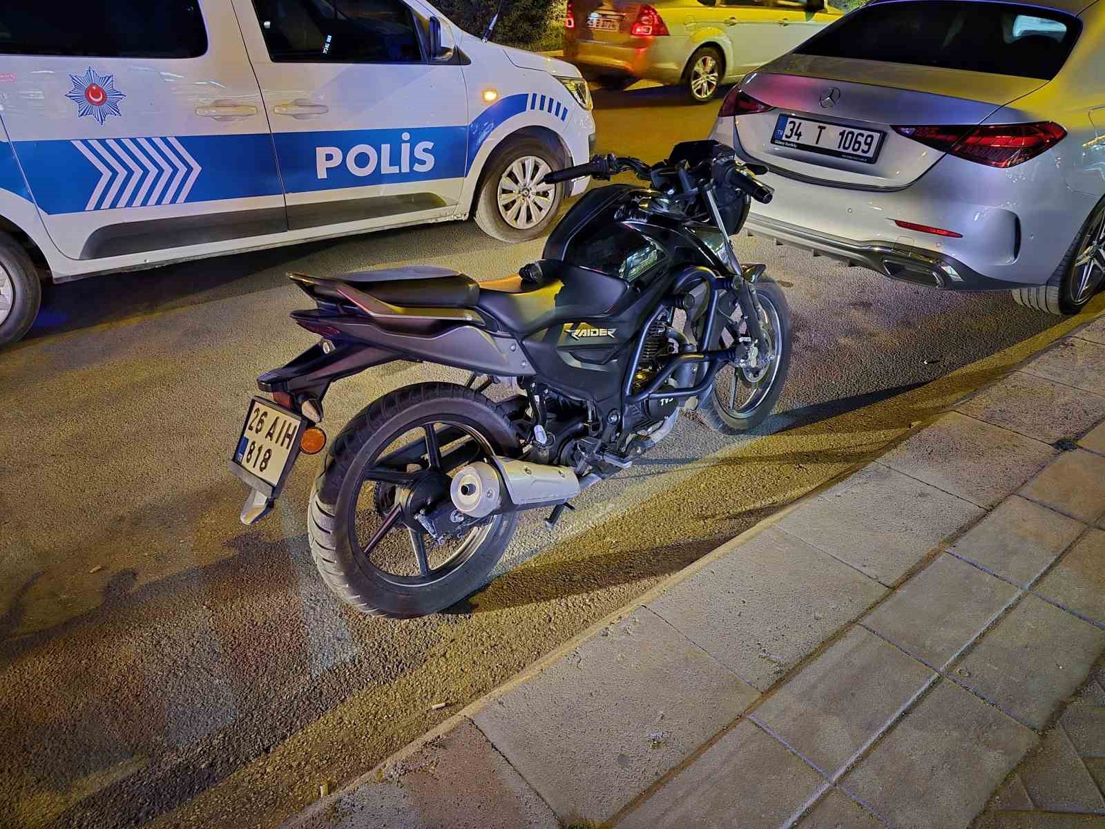 ESKİŞEHİR'DE OTOMOBİLLE ÇARPIŞAN MOTOSİKLETİN SÜRÜCÜSÜ YARALANDI.