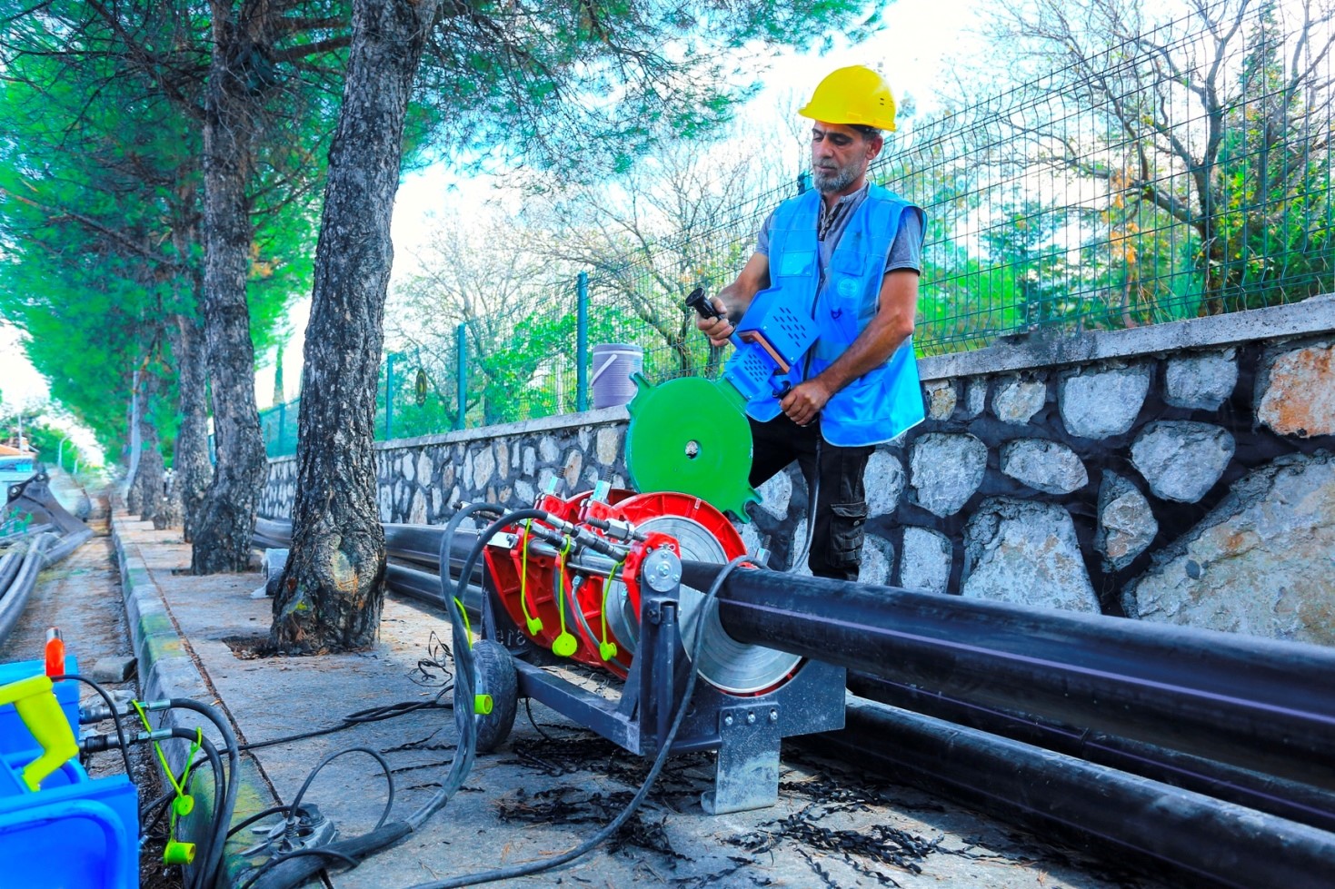 DENİZLİ BÜYÜKŞEHİR BELEDİYESİ DESKİ GENEL MÜDÜRLÜĞÜ TARAFINDAN HONAZ İLÇE MERKEZİNDE YÜRÜTÜLEN ALTYAPI ÇALIŞMALARI KAPSAMINDA, ASBESTLİ İÇME SUYU HATLARI YENİLENİYOR. 13 MİLYON 200 BİN TL YATIRIM BEDELİNE SAHİP PROJE KAPSAMINDA 6 BİN METRE YENİ İÇME SUYU HATTI DÖŞENECEK.