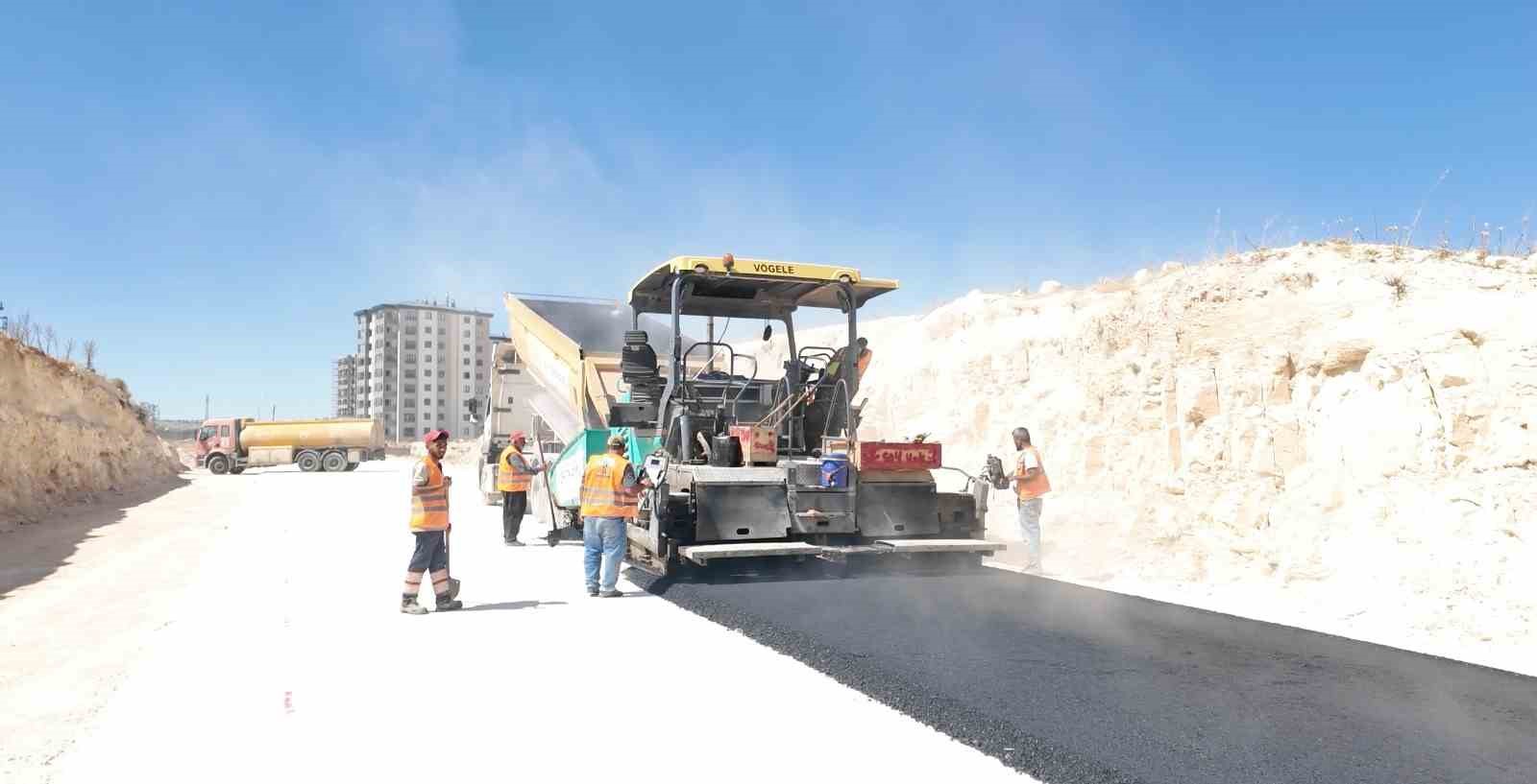 ŞEHİTKAMİL BELEDİYESİ, İLÇE GENELİNDE ULAŞIM KONFORUNU ARTIRMAK VE VATANDAŞLARIN KIŞ AYLARINDA YOL KAYNAKLI SORUN YAŞAMAMASI AMACIYLA ASFALTLAMA VE YOL BAKIM ÇALIŞMALARINI ARALIKSIZ SÜRDÜRÜYOR.