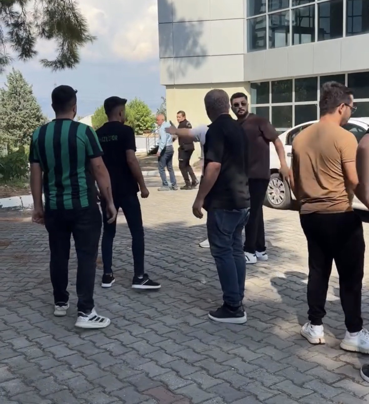 DENİZLİSPOR, YETERLİ KADRO OLUŞTURULAMAMASI NEDENİYLE YENİ SEZONDA LİGE KATILAMAYACAK VE LİG BAŞLAMADAN KÜME DÜŞECEK. BU GELİŞMENİN ARDINDAN BİR TARAFTAR GRUBU, HALUK ULUSOY TESİSLERİ’NE GİDEREK KULÜBE BAYRAK ASMAK İSTEDİ. TARAFTARLAR İLE DENİZLİSPOR BAŞKANI SÜLEYMAN URKAY ARASINDA TARTIŞMA YAŞANDI.