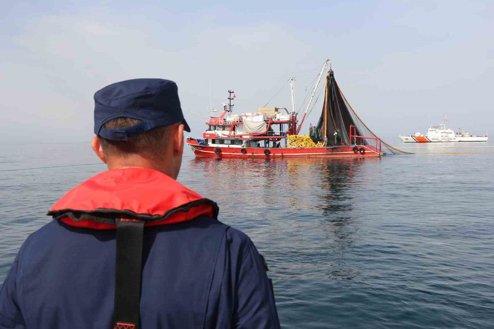 KARADENİZ'DE PALAMUT AVININ YOĞUNLAŞMASIYLA BİRLİKTE BALIKÇI TEKNELERİNİN HAREKETLİLİĞİ ARTARKEN, SAHİL GÜVENLİK DOĞU KARADENİZ GRUP KOMUTANLIĞI EKİPLERİ DENETİMLERİNİ KARADAN, HAVADAN VE DENİZDEN SÜRDÜRÜYOR.