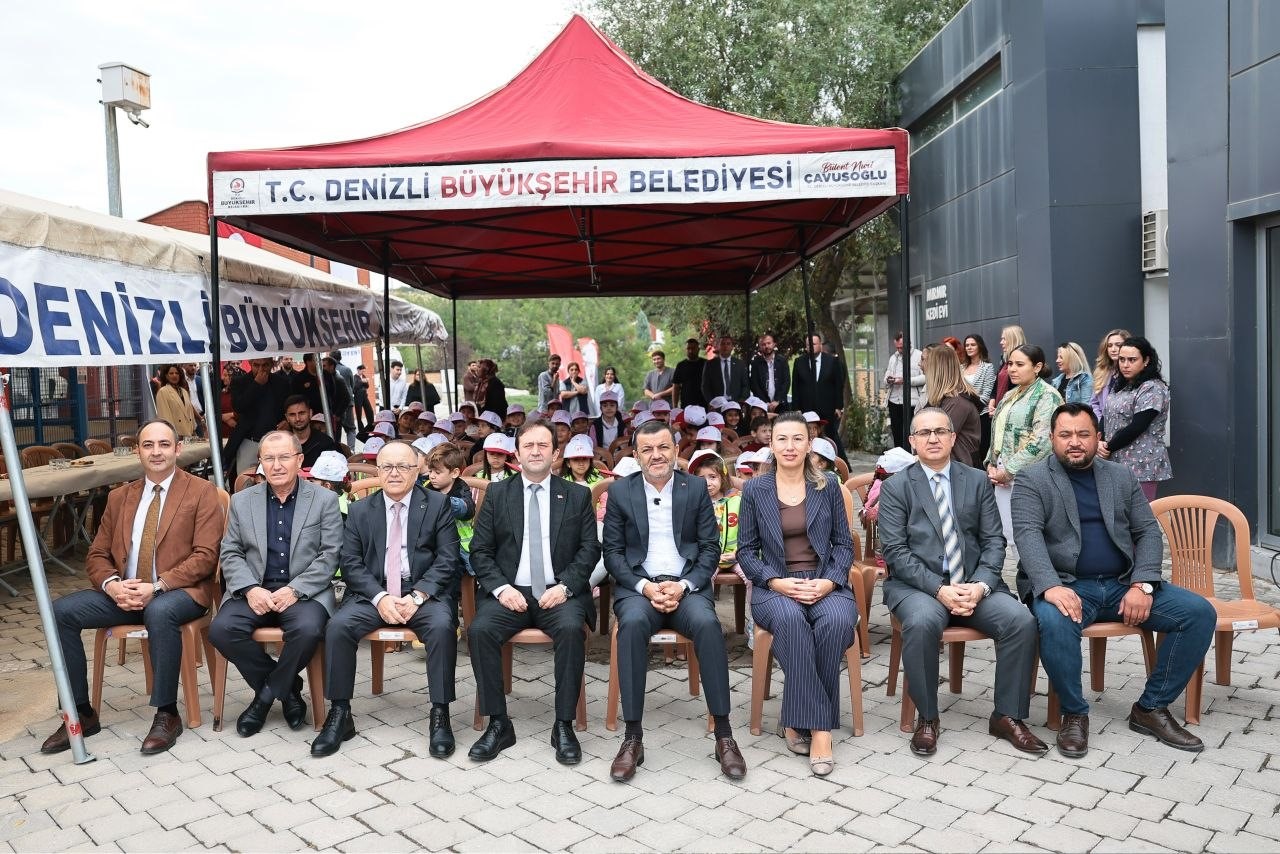 DENİZLİ BÜYÜKŞEHİR BELEDİYESİ, 4 EKİM DÜNYA HAYVANLARI KORUMA GÜNÜ DOLAYISIYLA SOKAK HAYVANLARI BARINMA VE REHABİLİTASYON MERKEZİ’NDE ANLAMLI BİR ETKİNLİĞE EV SAHİPLİĞİ YAPTI. EŞİ NİLGÜN ÇAVUŞOĞLU, PROTOKOL ÜYELERİ VE ÇOCUKLARLA BİRLİKTE TESİSİ GEZEN BAŞKAN BÜLENT NURİ ÇAVUŞOĞLU, "ŞEHRİMİZİ BERABER PAYLAŞTIĞIMIZ CAN DOSTLARIMIZA YALNIZCA BUGÜN DEĞİL, HER ZAMAN SAHİP ÇIKMAYA DEVAM EDECEĞİZ" DEDİ.