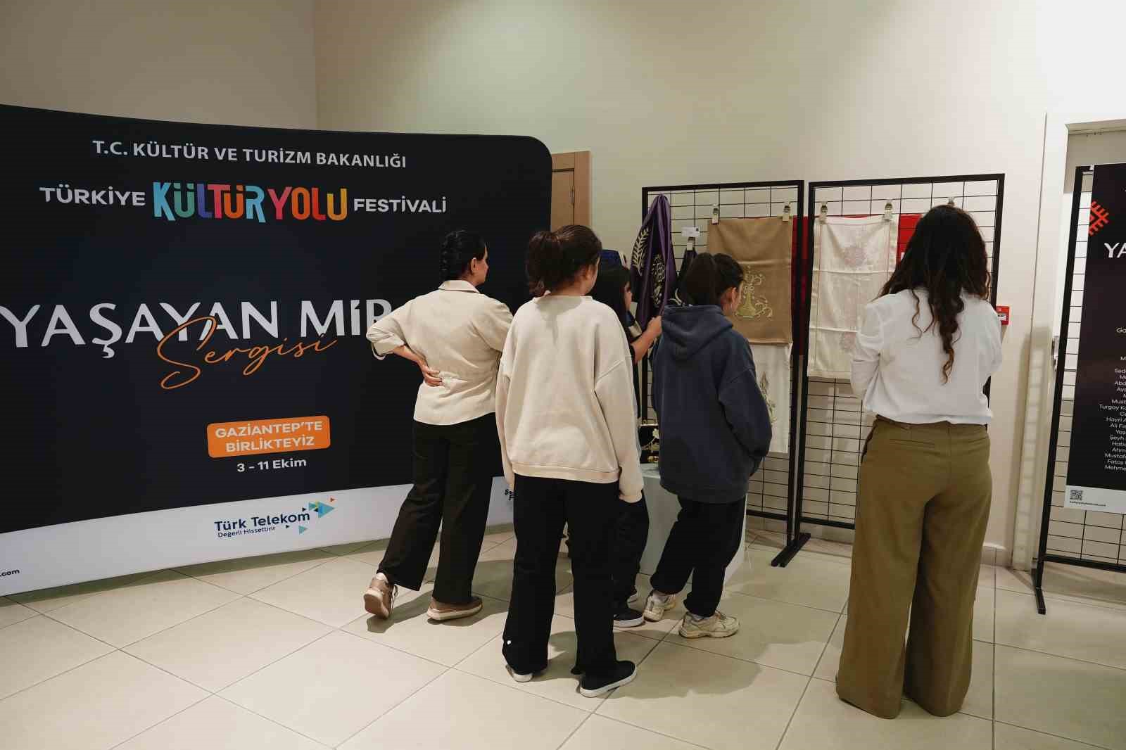 ZEUGMA MOZAİK MÜZESİ, SERGİLERDEN GELENEKSEL SANAT ATÖLYELERİNE, ÇOCUKLARA YÖNELİK PROGRAMLARDAN KÜLTÜREL MİRAS ETKİNLİKLERİNE UZANAN ÇEŞİTLİ ORGANİZASYONLARA EV SAHİPLİĞİ YAPTI.