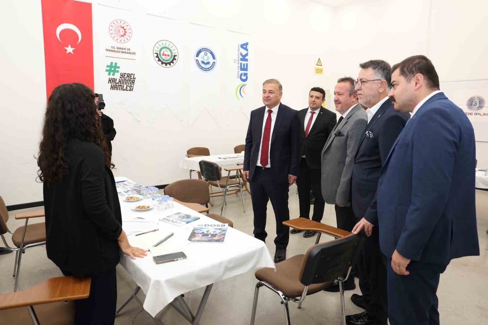 DENİZLİ ORGANİZE SANAYİ BÖLGESİ MÜDÜRLÜĞÜ İLE DENİZLİ ÇALIŞMA VE İŞ KURUMU İL MÜDÜRLÜĞÜ İŞ BİRLİĞİNDE, BÖLGEDE FAALİYET GÖSTEREN FİRMALARIN NİTELİKLİ İŞ GÜCÜNE ERİŞİMİNİ KOLAYLAŞTIRMAK VE İŞ ARAYAN VATANDAŞLARI AÇIK İŞ POZİSYONLARIYLA BULUŞTURMAK AMACIYLA "TOPLU İŞ GÖRÜŞMESİ ETKİNLİĞİ" DÜZENLENDİ.