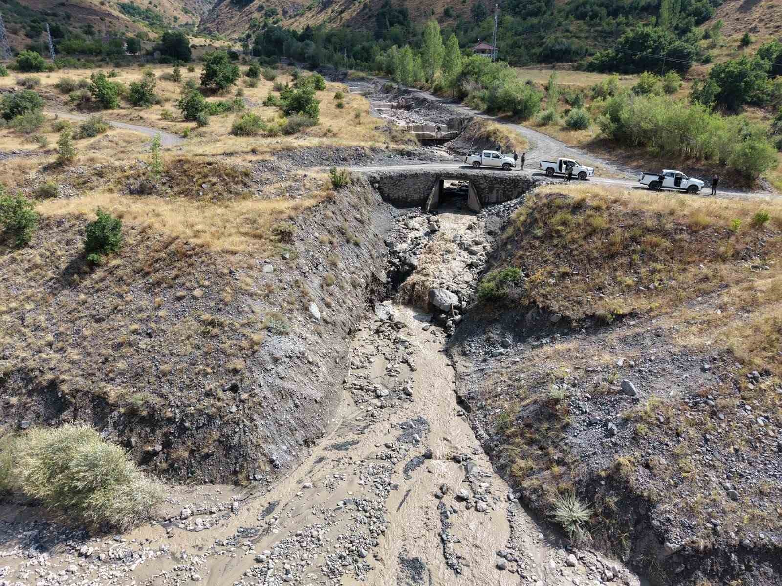 TUNCELİ’DE ETKİLİ OLAN SAĞANAK YAĞIŞTAN DOLAYI, KÖY YOLLARI ZARAR GÖRDÜ. İL ÖZEL İDARESİ EKİPLERİ, YAŞANAN OLAYIN ARDINDAN HEMEN HAREKETE GEÇEREK ÇALIŞMALARA BAŞLADI
