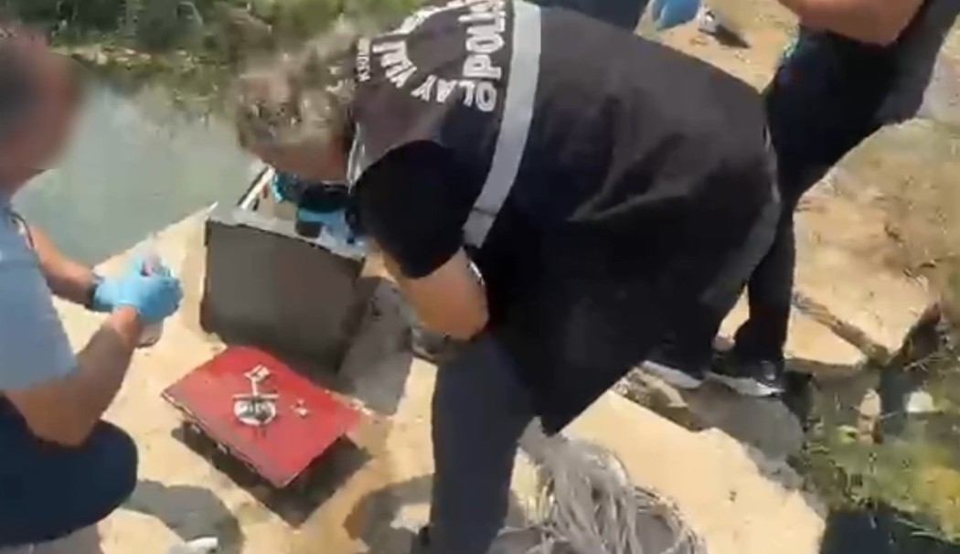ANTALYA’NIN KEPEZ İLÇESİNDE, BİR EVDEN İÇERİSİNDE 2 MİLYON 430 BİN LİRA DEĞERİNDE ZİYNET EŞYASI BULUNAN 2 ÇELİK KASANIN ÇALINMASINA İLİŞKİN YAKALANAN 4 ŞÜPHELİDEN 3’Ü TUTUKLANDI. ÇALINAN ZİYNET EŞYALARI BİR MOTOSİKLET KOLTUĞUNUN ALTINDA GİZLENMİŞ VAZİYETTE BULUNURKEN, DEREYE ATILAN KASALAR DA DALGIÇLAR TARAFINDAN ÇIKARTILDI.