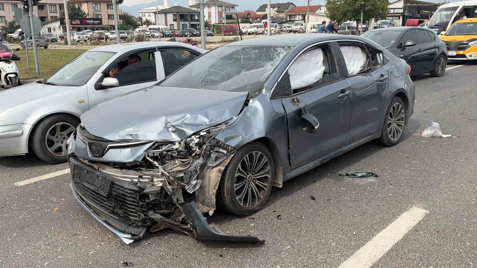 DÜZCE’DE MOTOSİKLET İLE OTOMOBİLİN ÇARPIŞMASI SONUCU MEYDANA GELEN TRAFİK KAZASINDA 2’Sİ AĞIR 3 KİŞİ YARALANDI.